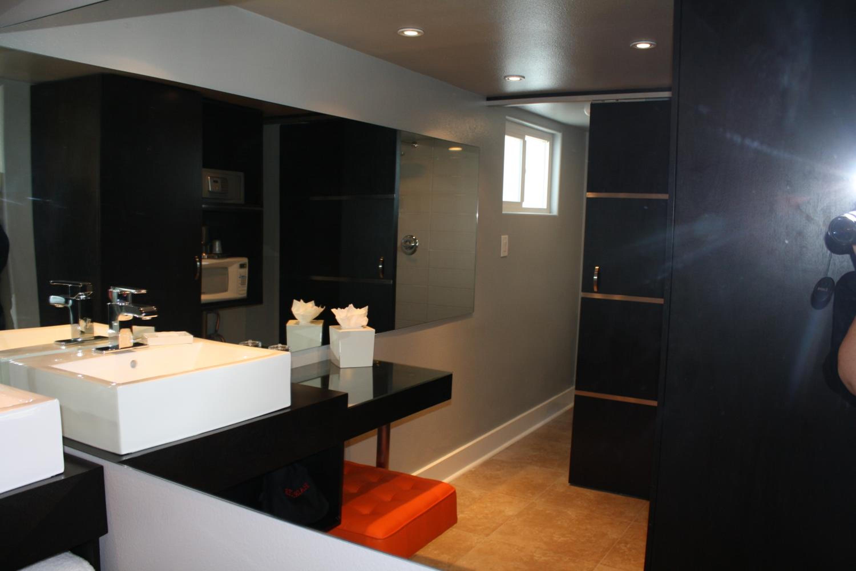 Deluxe King Room - Photo 8