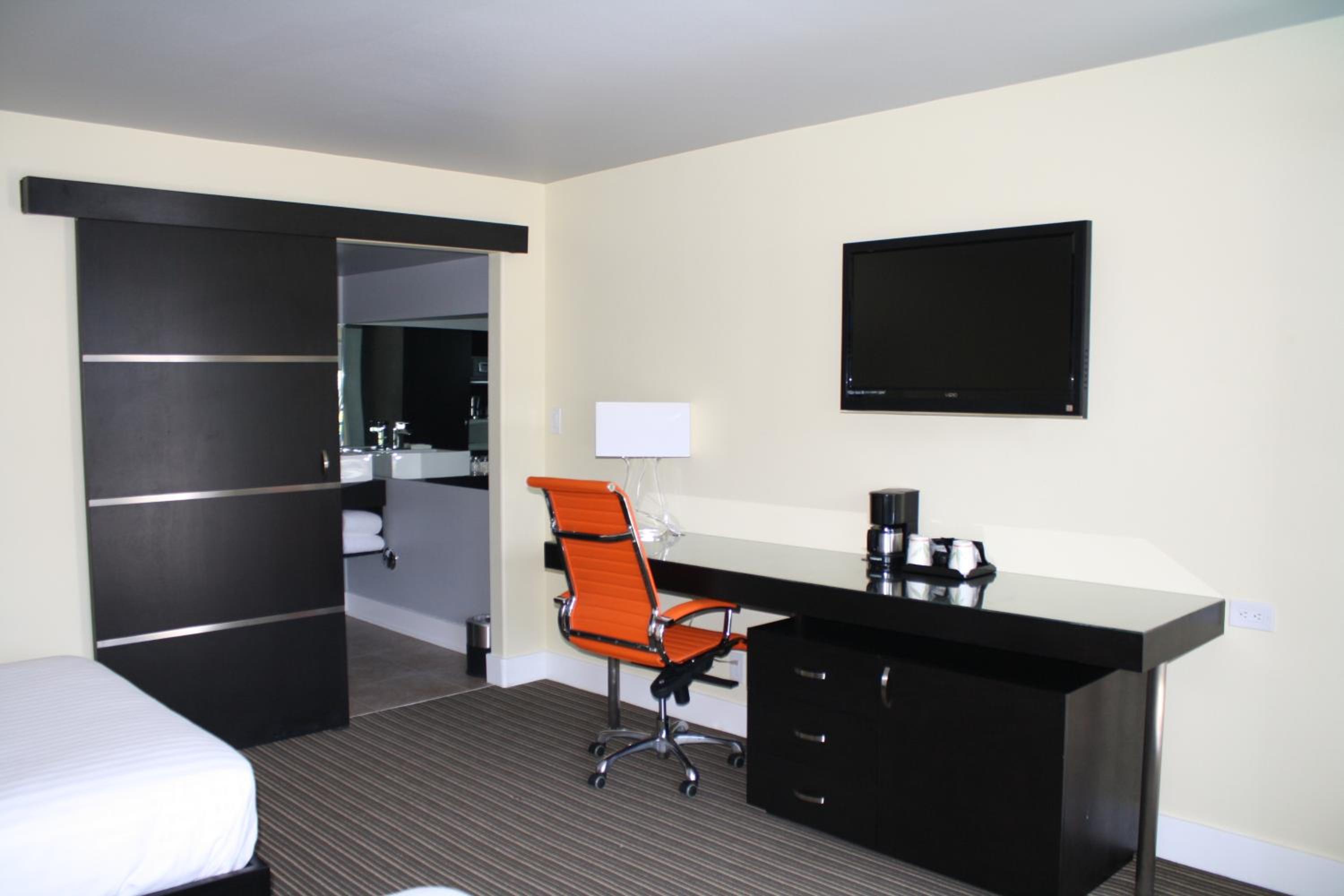 Deluxe King Room - Photo 7