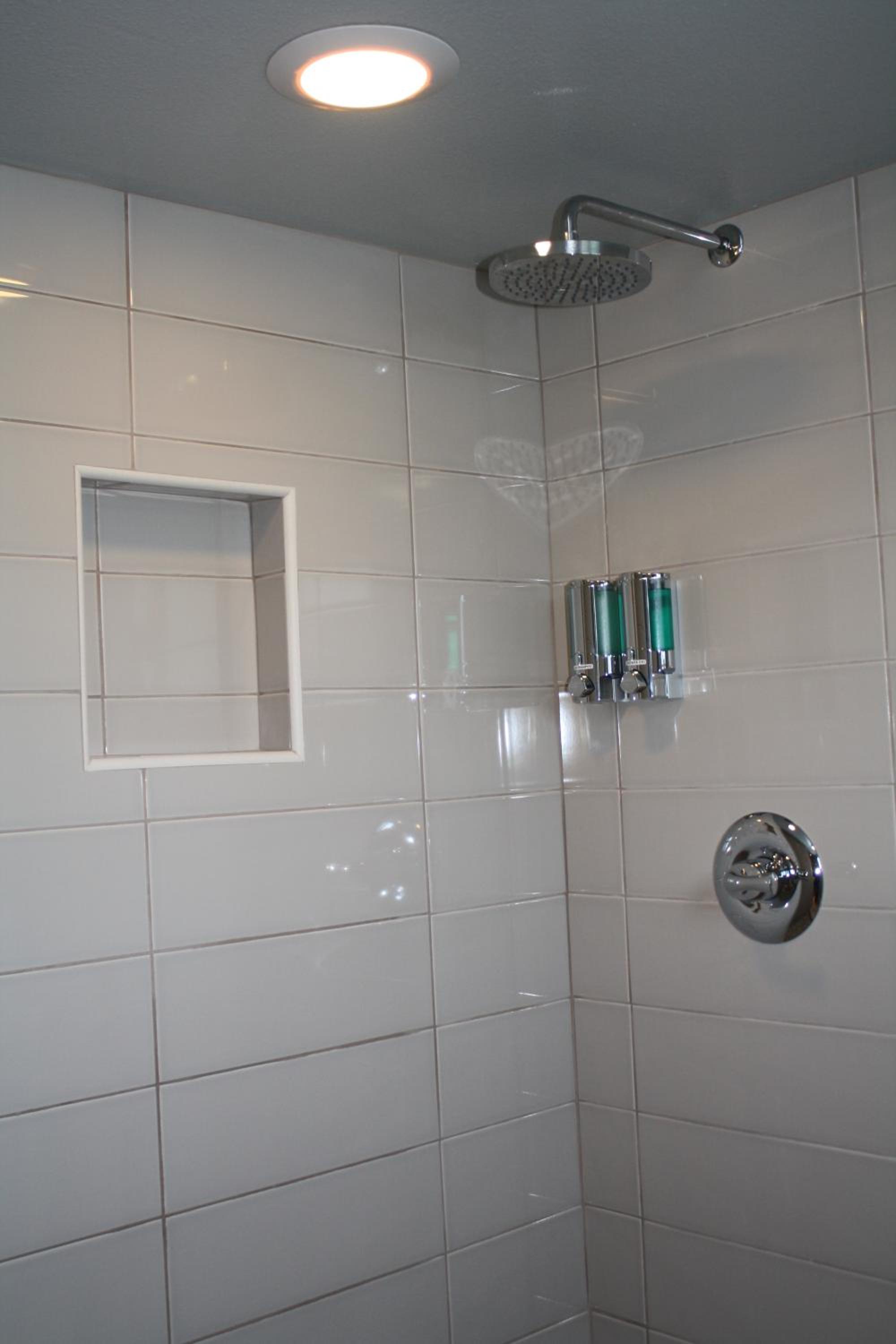 Deluxe King Room - Photo 6