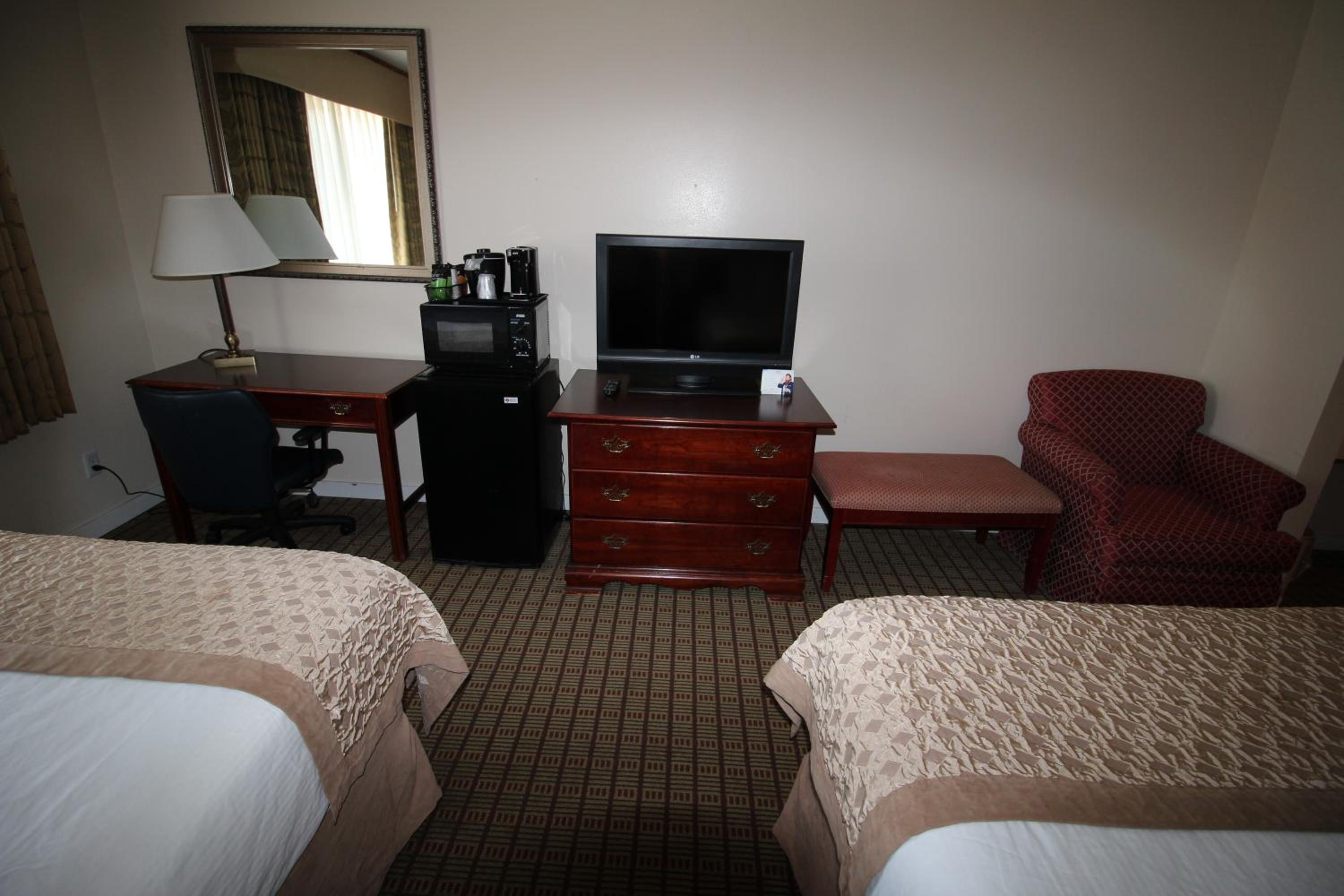 Queen Room with Two Queen Beds - Non-Smoking - Photo 2