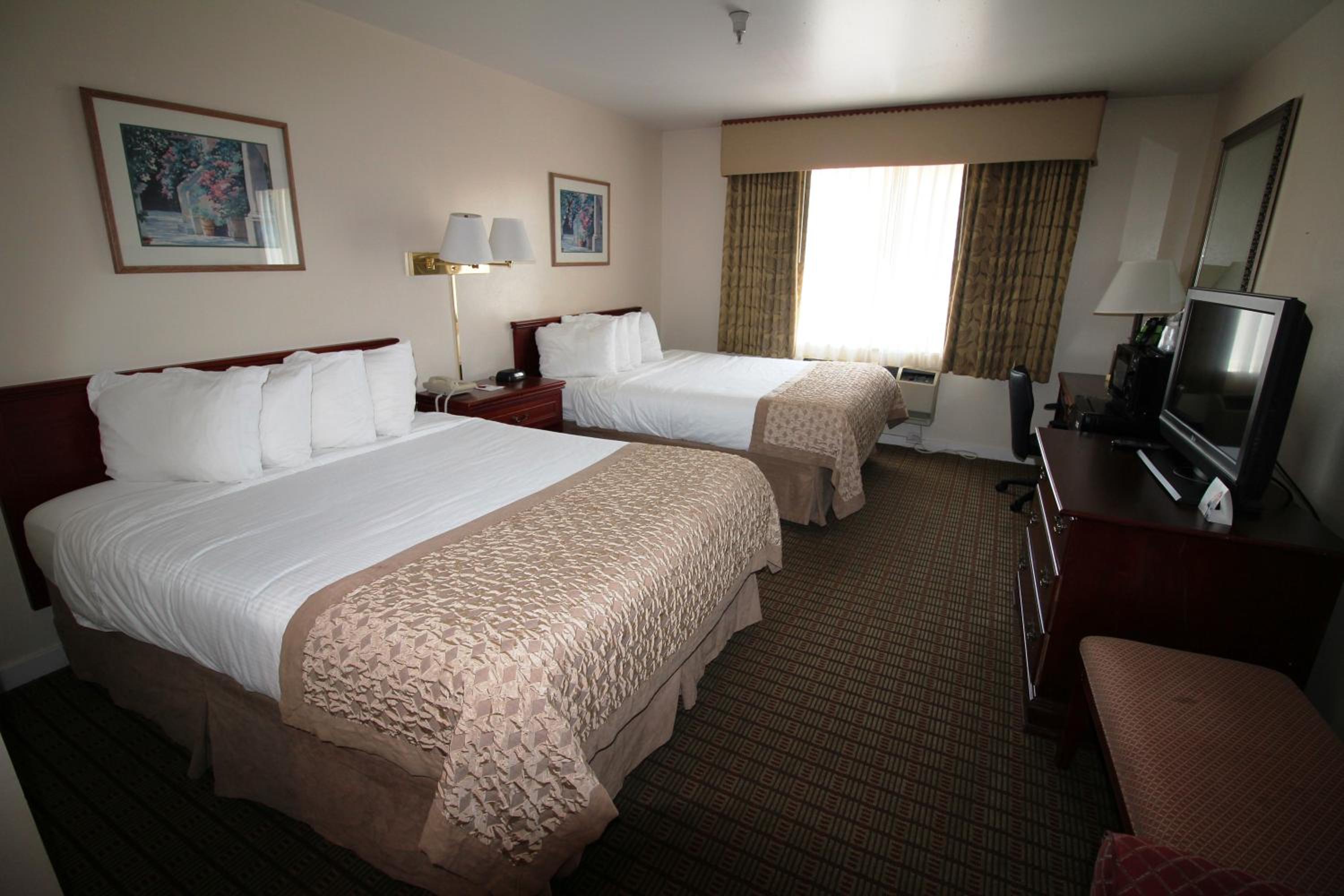 Queen Room with Two Queen Beds - Non-Smoking - Photo 3