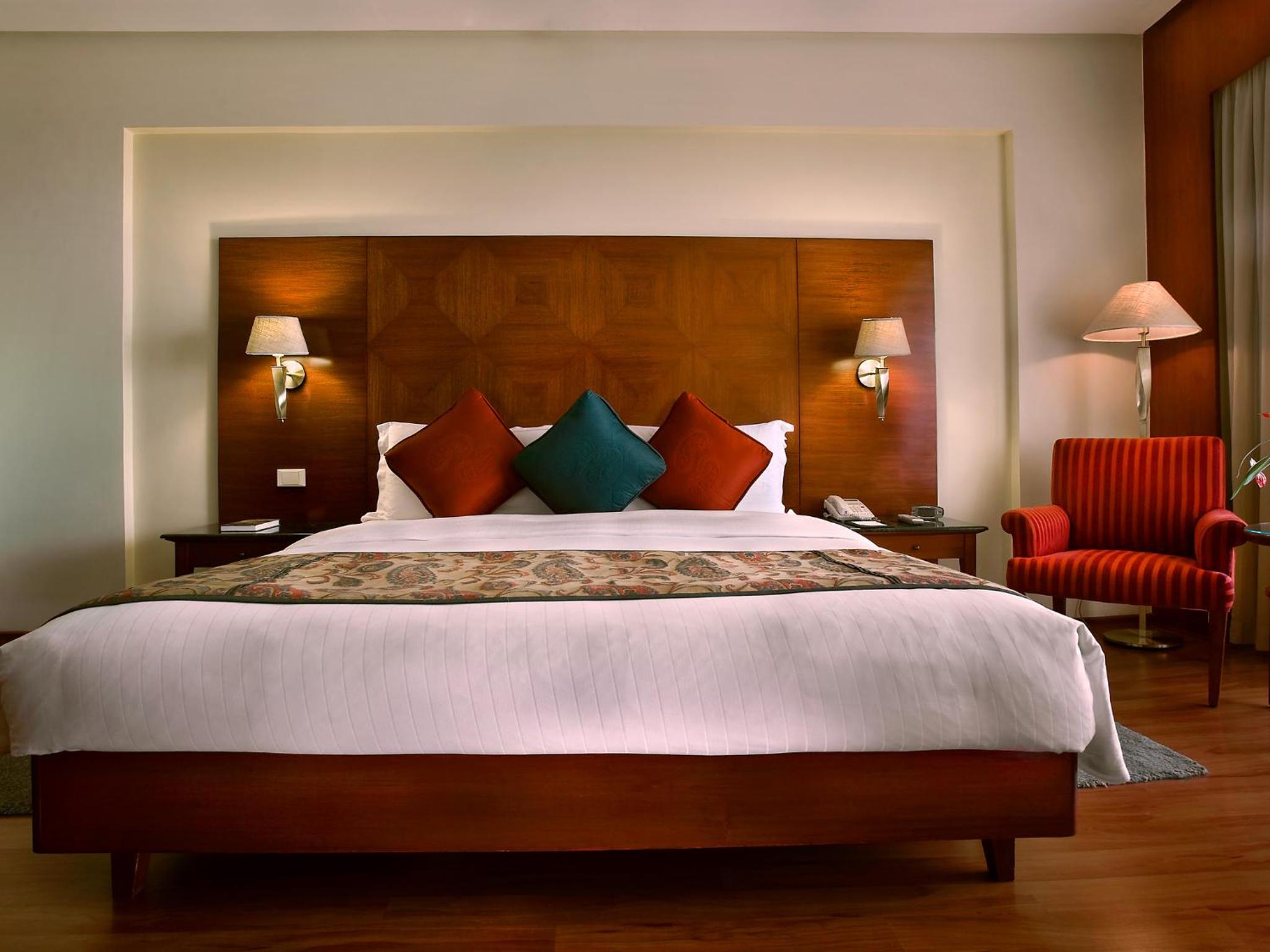 Lalit Club Room Twin Bed with Complimentary One way Airport Transfers , 15% off on session on Spa and Enjoy Happy Hours with 1+1 offer on Beverages - Photo 3