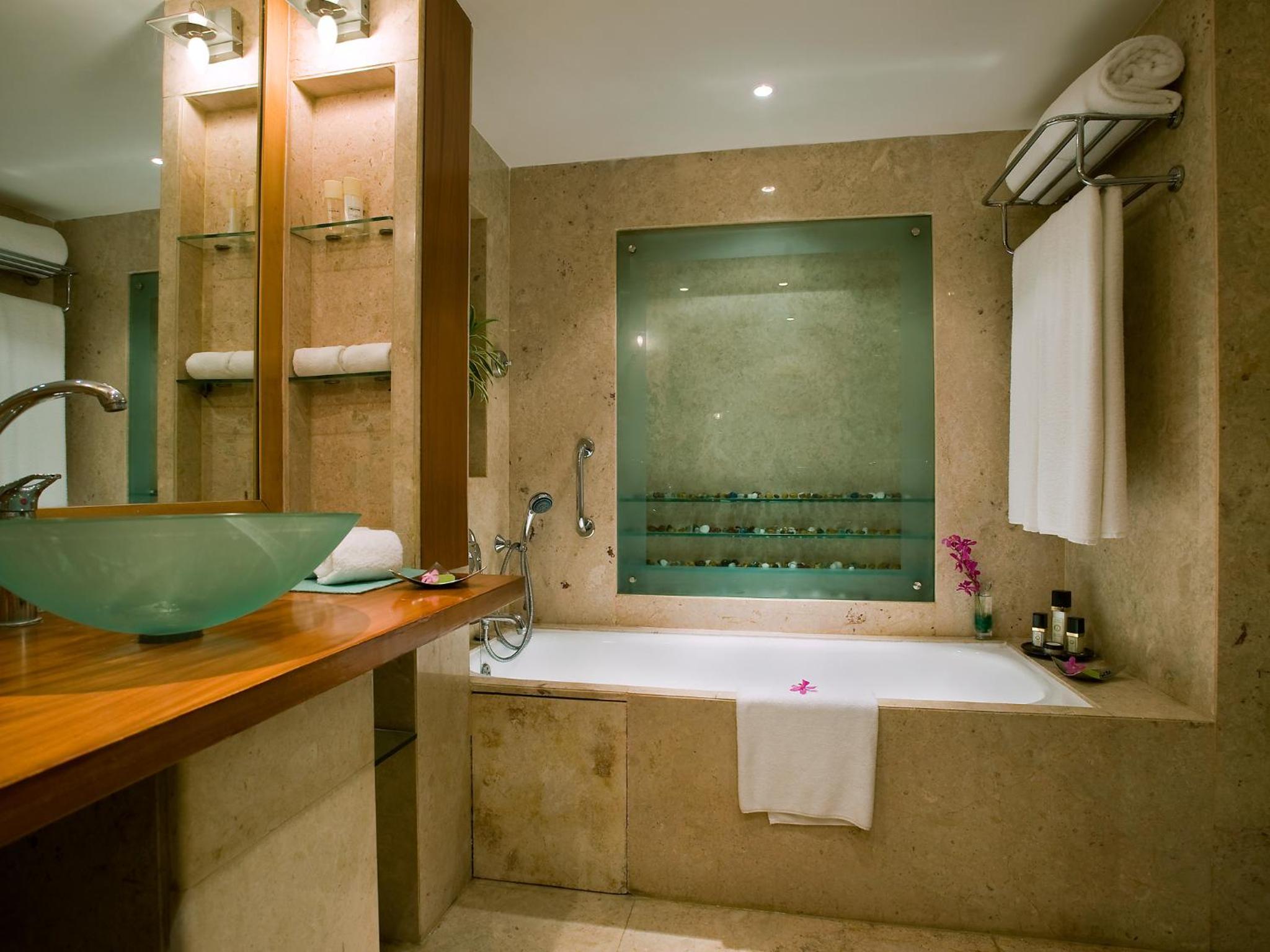 Lalit Premier Room Twin Bed (Enjoy Happy Hours with 1+1 offer on Alcoholic Beverages, Soft Beverages) - Photo 3