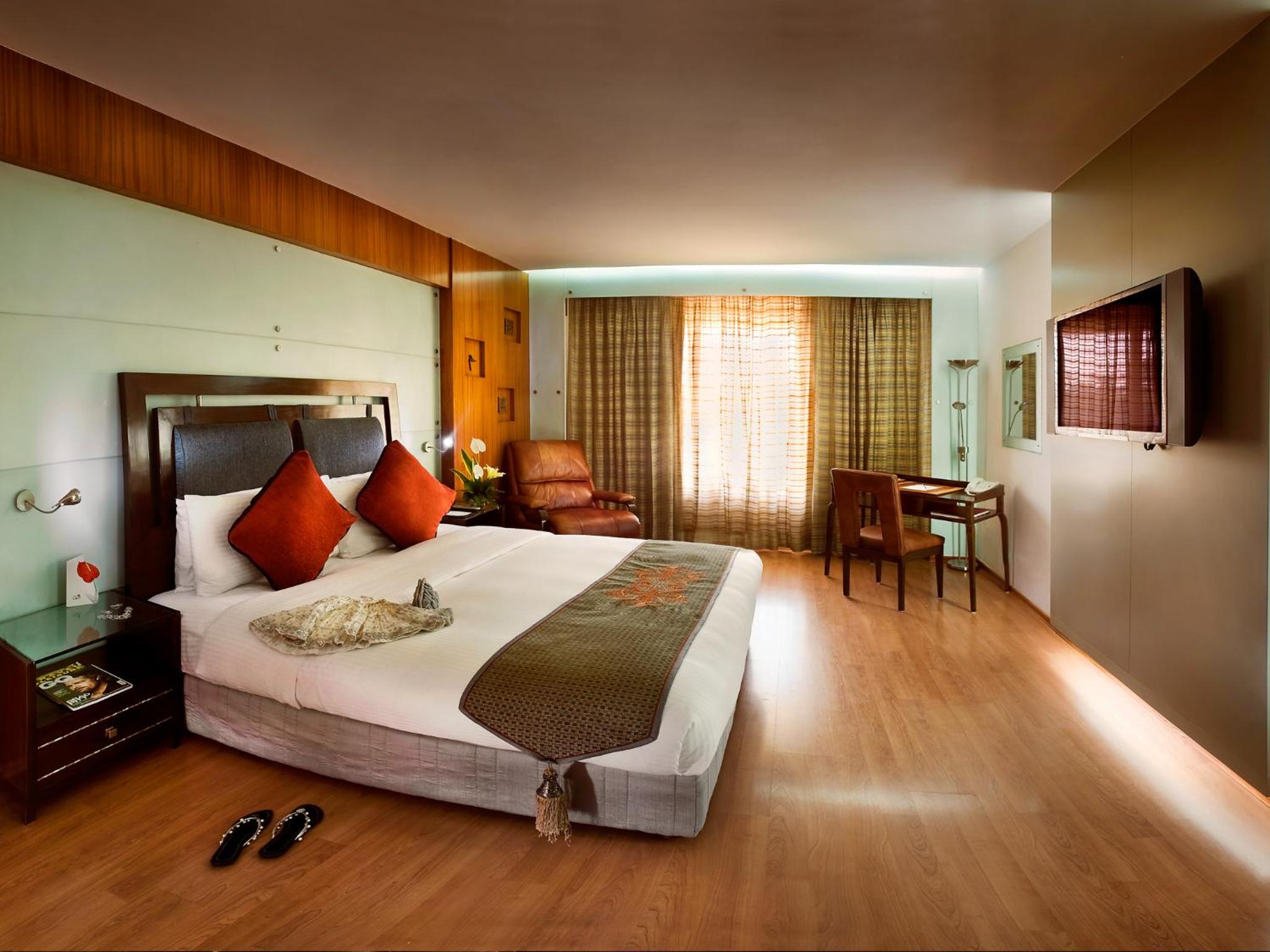 Lalit Club Room Twin Bed with Complimentary One way Airport Transfers , 15% off on session on Spa and Enjoy Happy Hours with 1+1 offer on Beverages - Photo 1