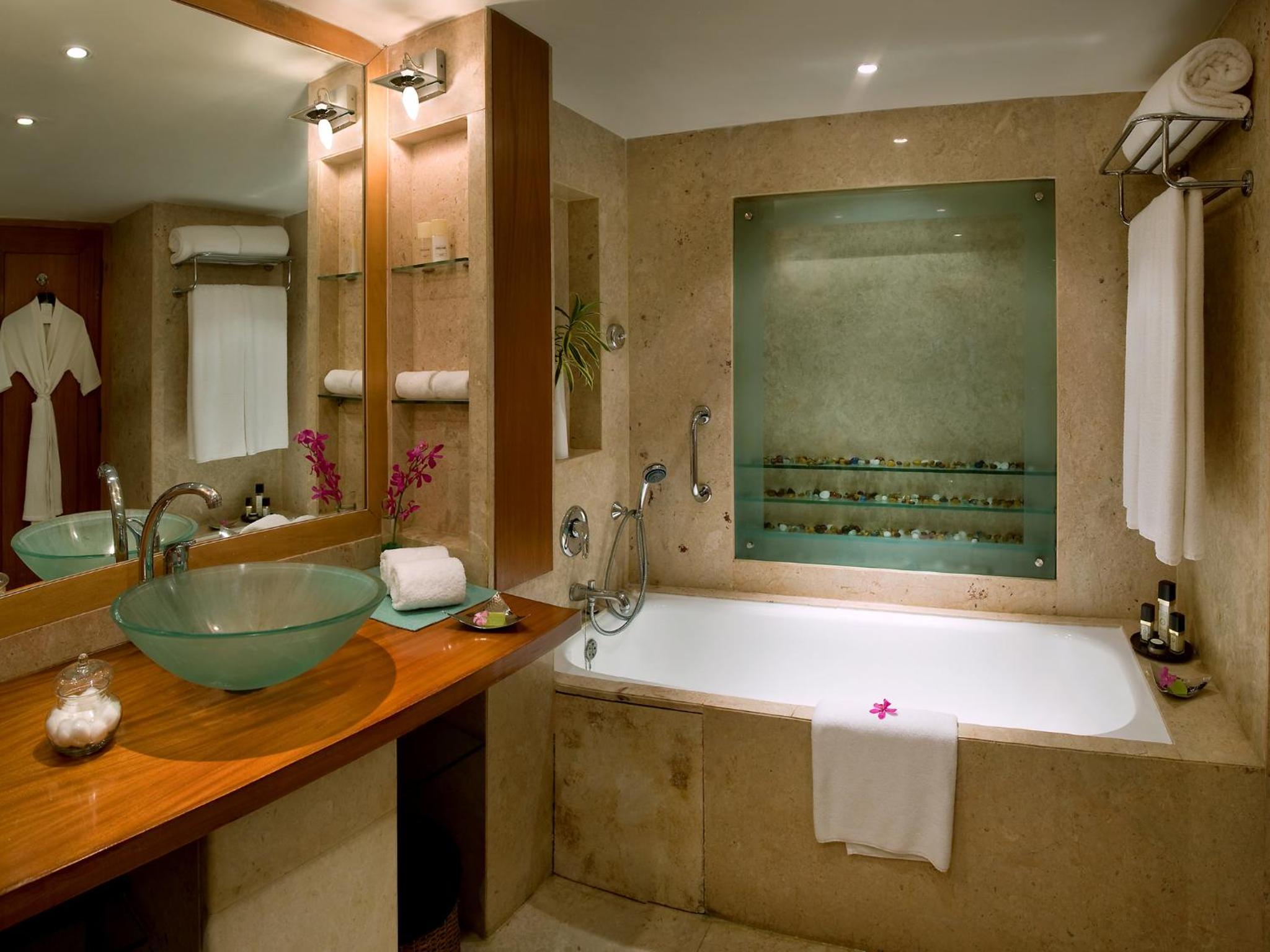 Lalit Premier Room Twin Bed (Enjoy Happy Hours with 1+1 offer on Alcoholic Beverages, Soft Beverages) - Photo 2