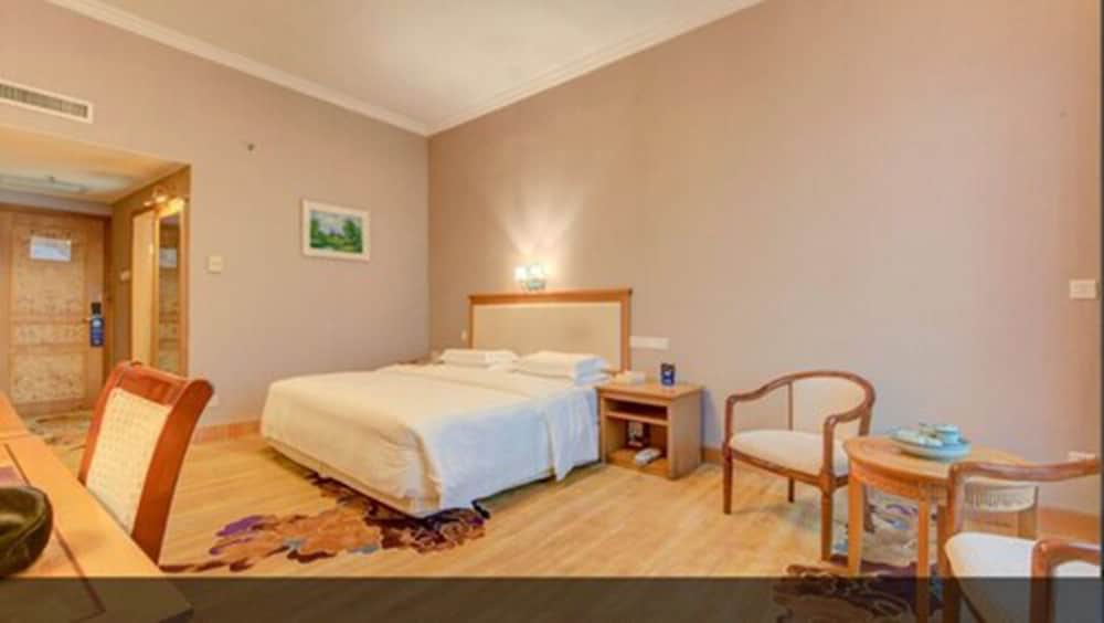 Superior Room, 1 King Bed, Mountain View photo 3