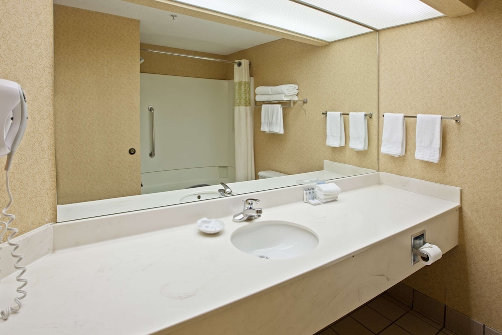 Room, 1 King Bed, Accessible, Bathtub photo 2