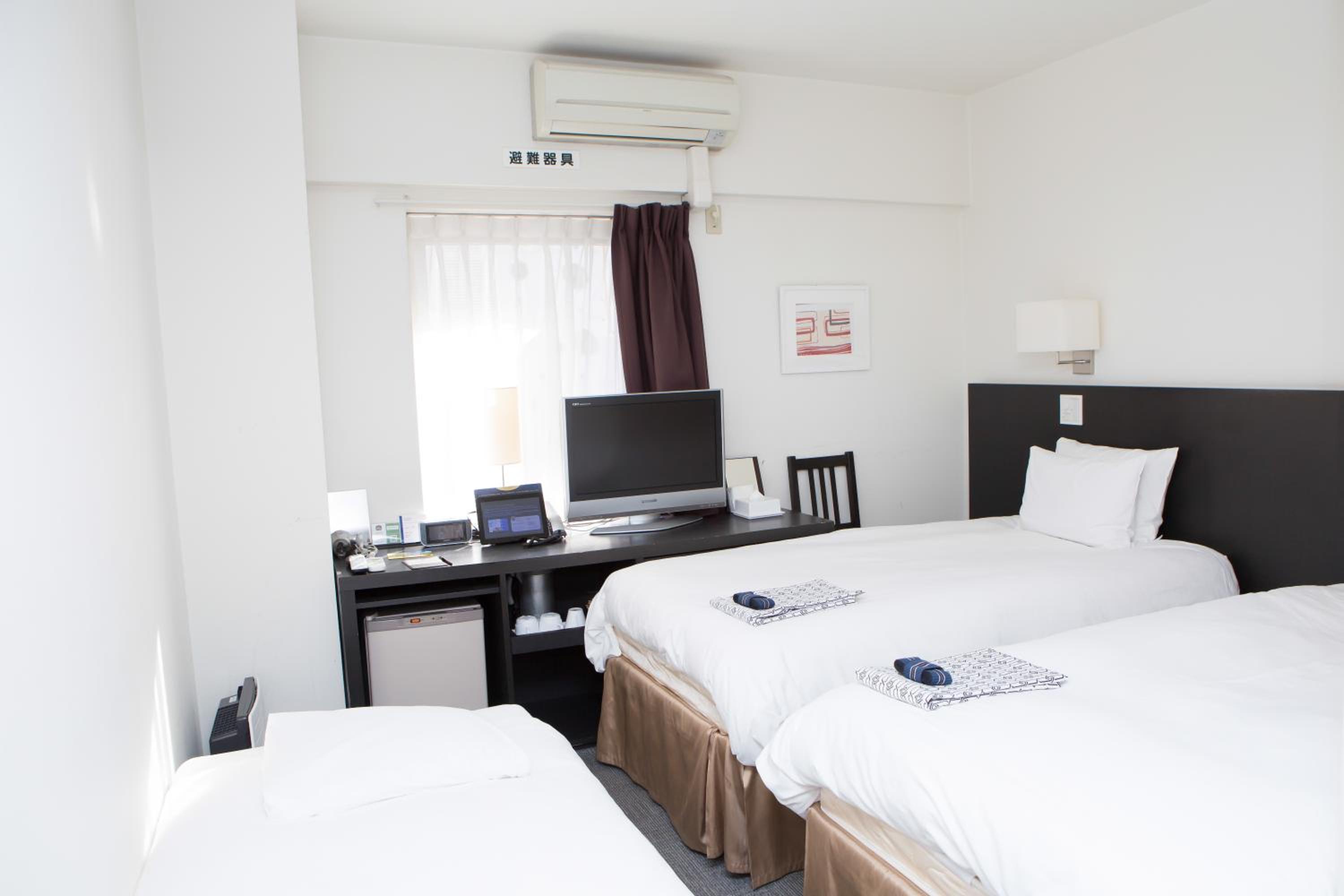 Twin Room - Non-Smoking photo 2