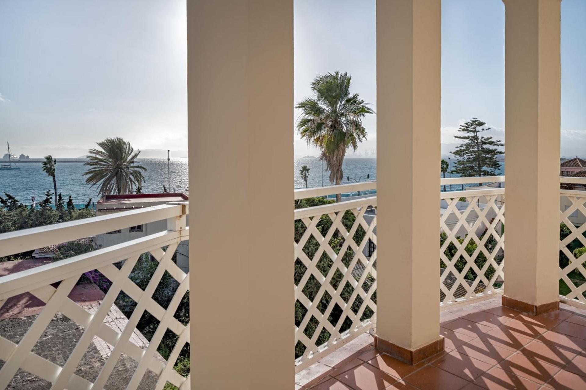 Superior Queen Guest Room with One Queen Bed and Sea View