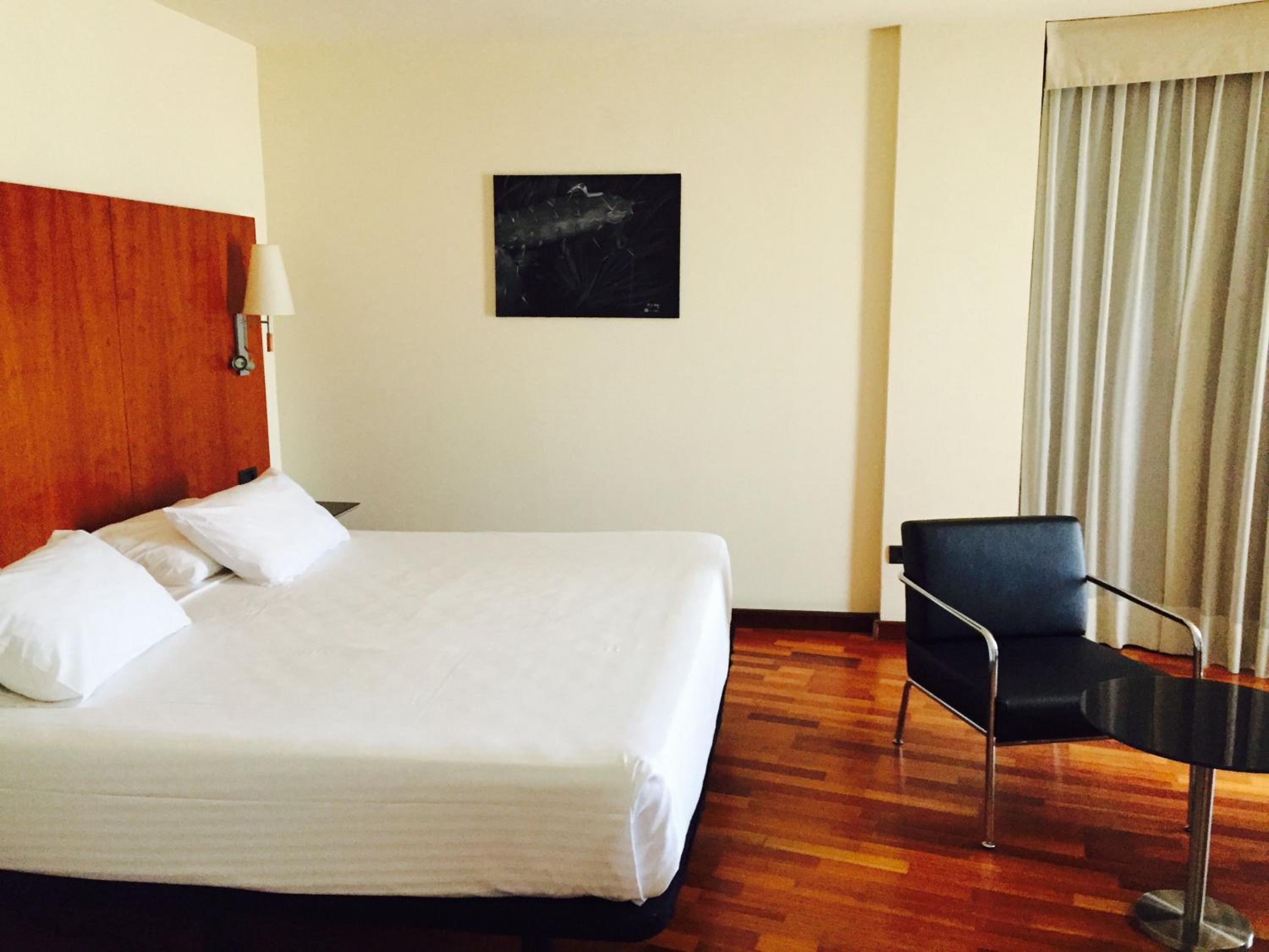 Superior Queen Guest Room with One Queen Bed and Sea View