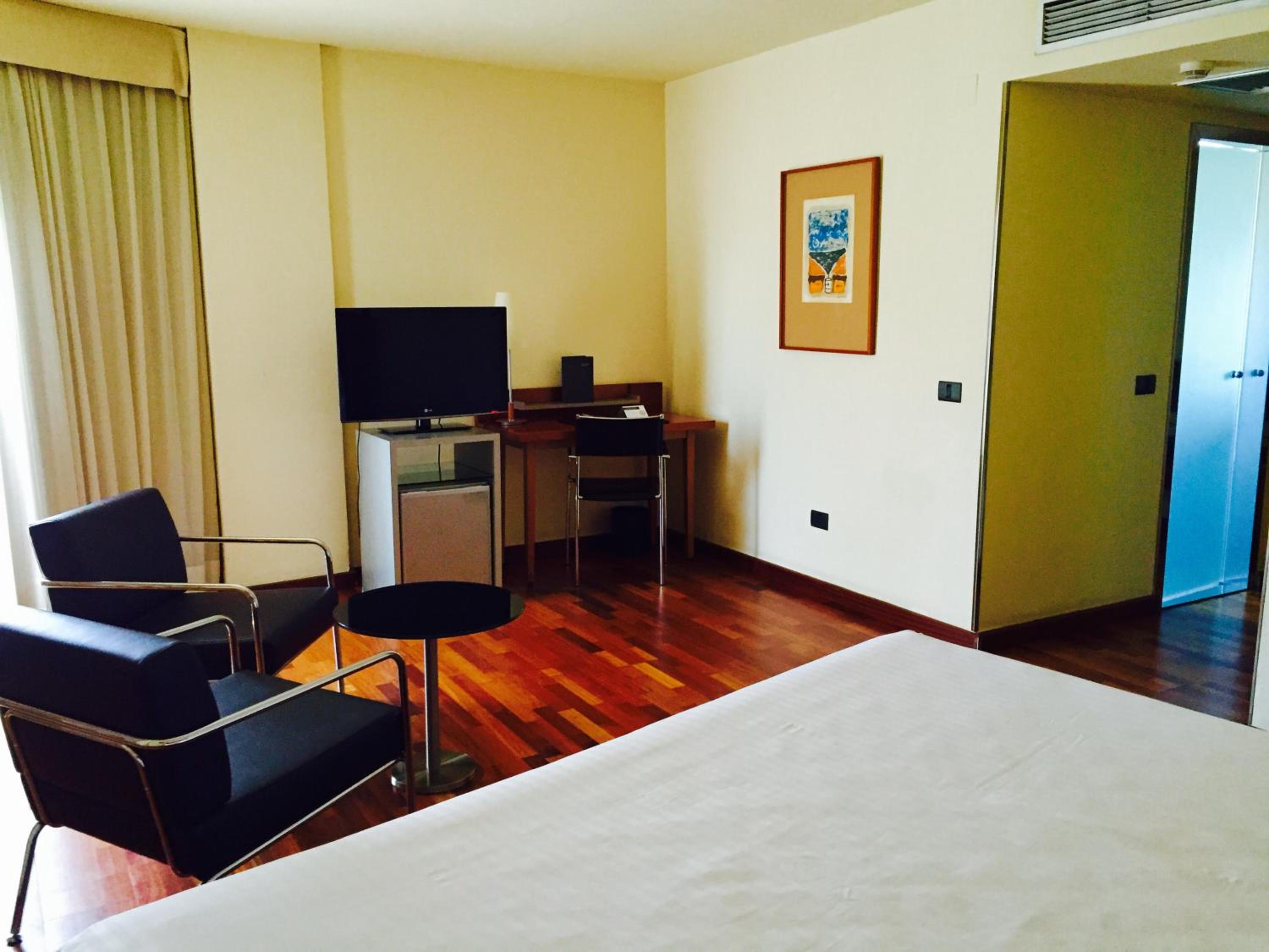 Superior Queen Guest Room with One Queen Bed and Sea View