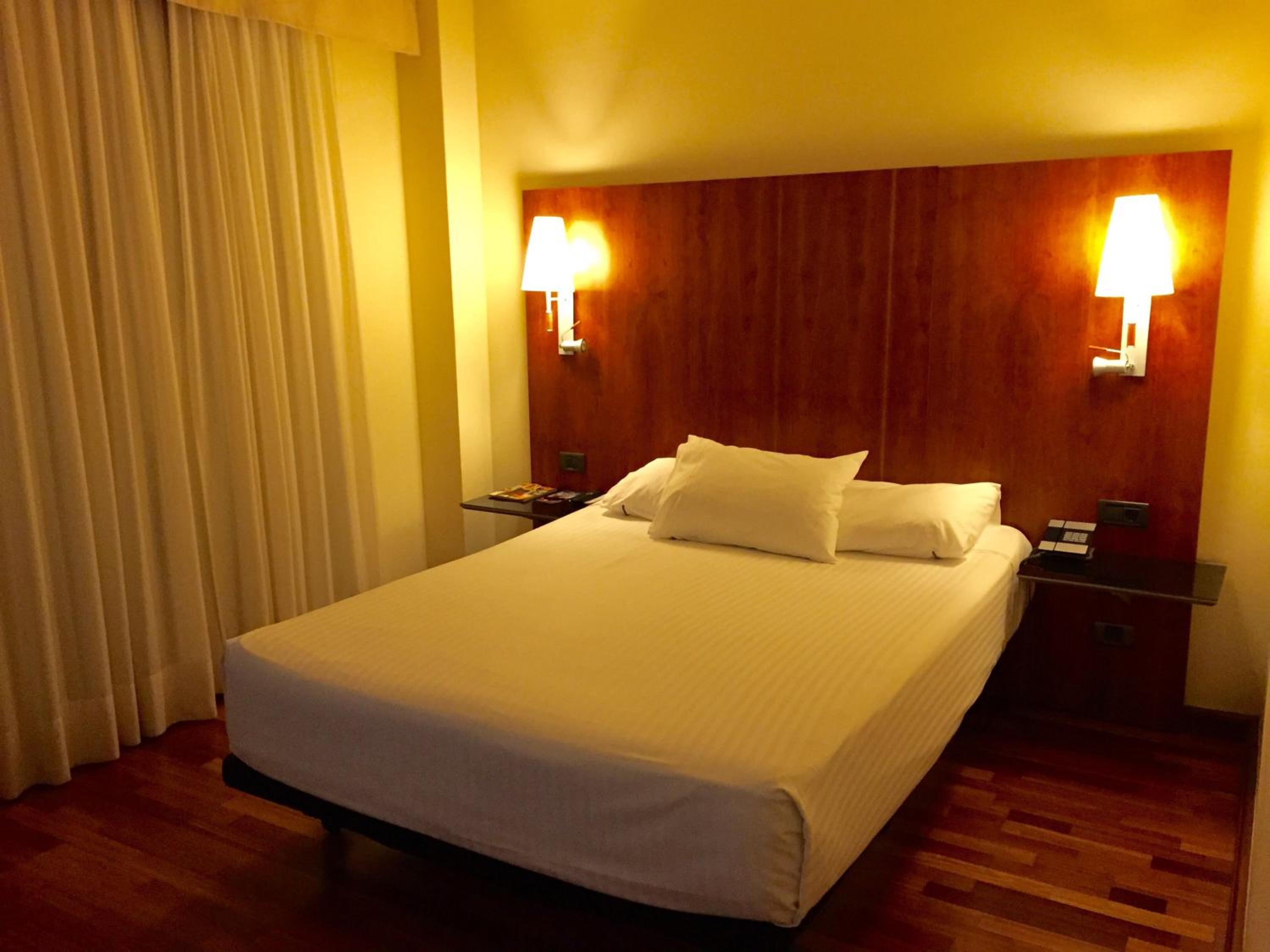 Superior Queen Guest Room with One Queen Bed and Sea View thumbnail 5