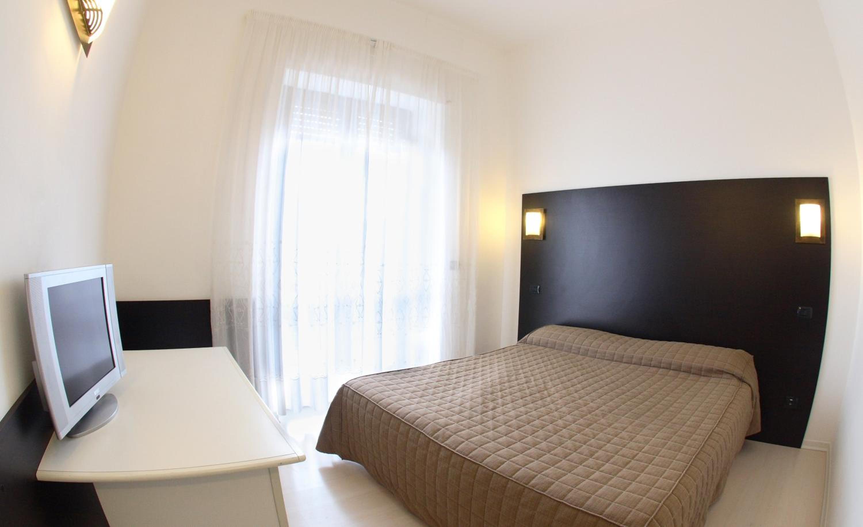 Twin Room - Photo 12