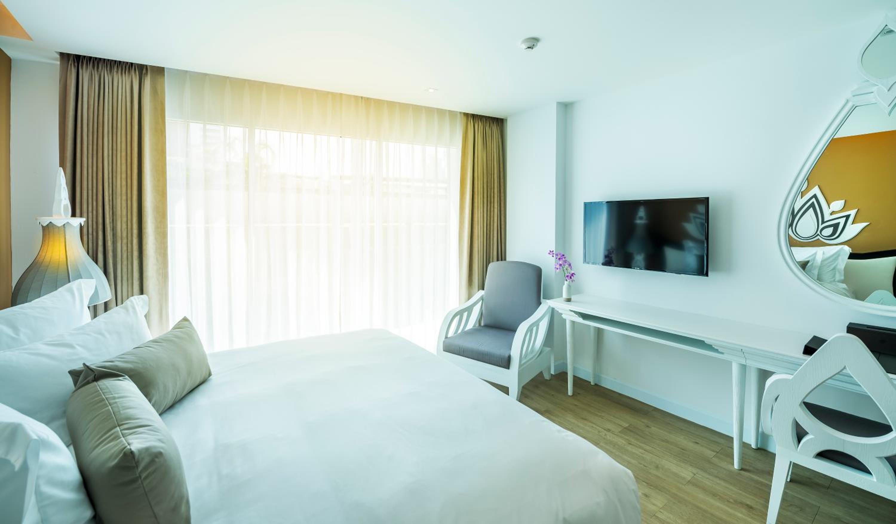 Deluxe King Room photo 2