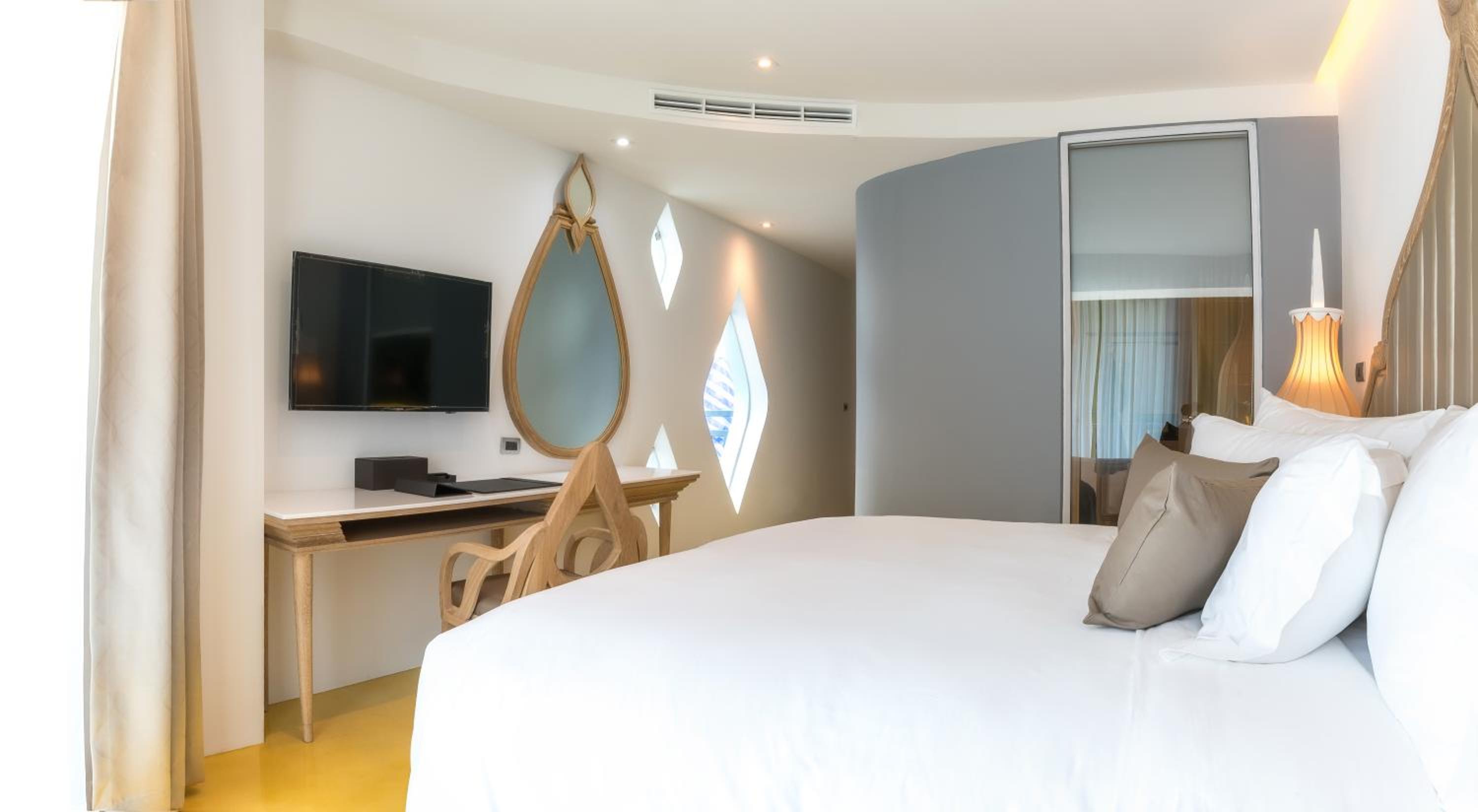 Deluxe Room with Balcony photo 2