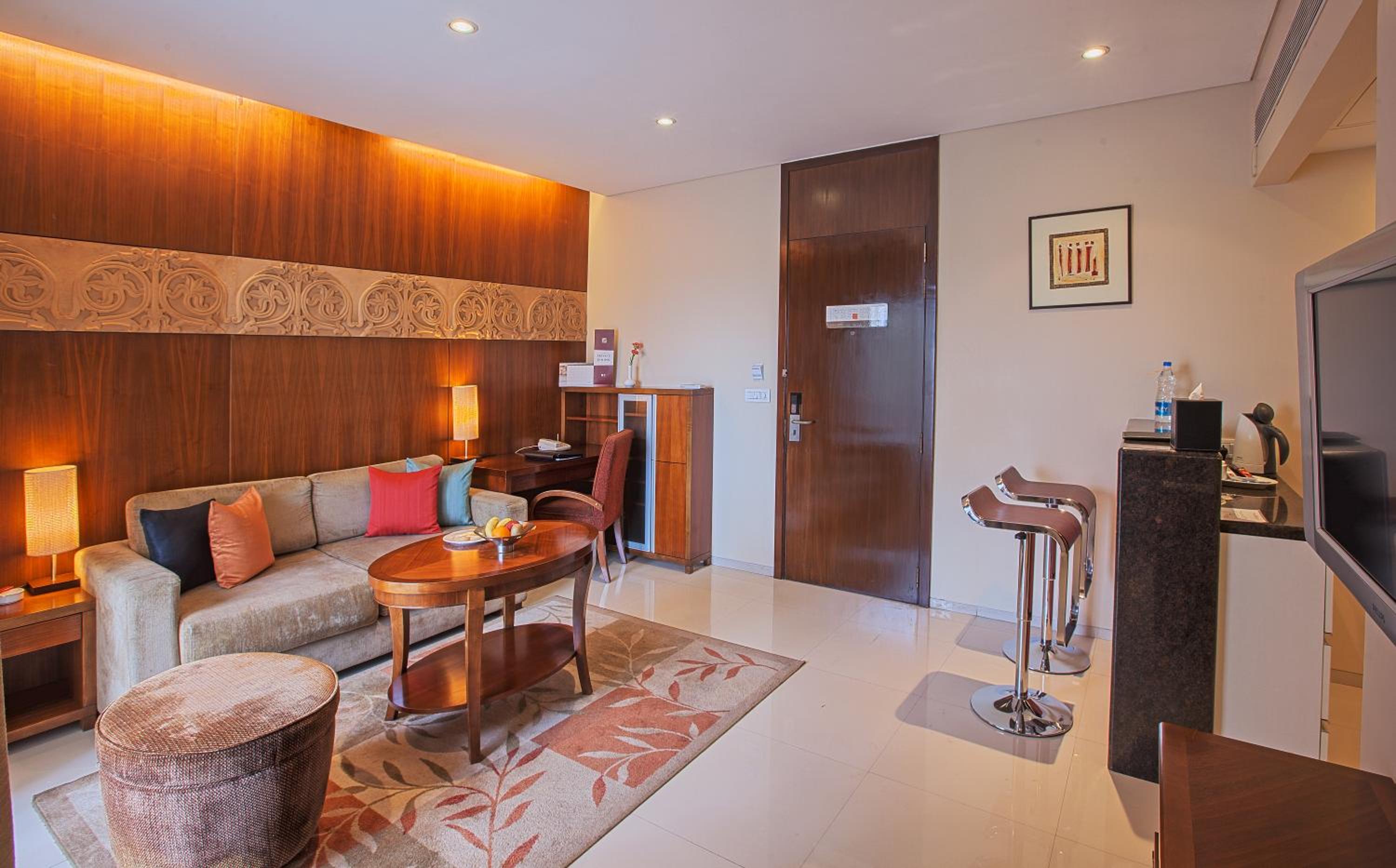 One Bedroom Superior Suite - Photo 3