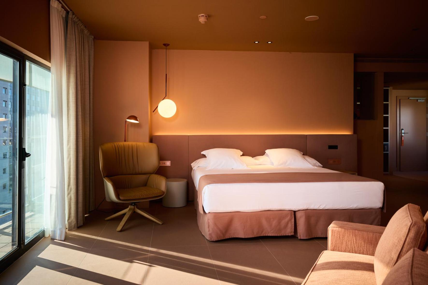 Deluxe Double Room with Balcony and Sea View thumbnail 6