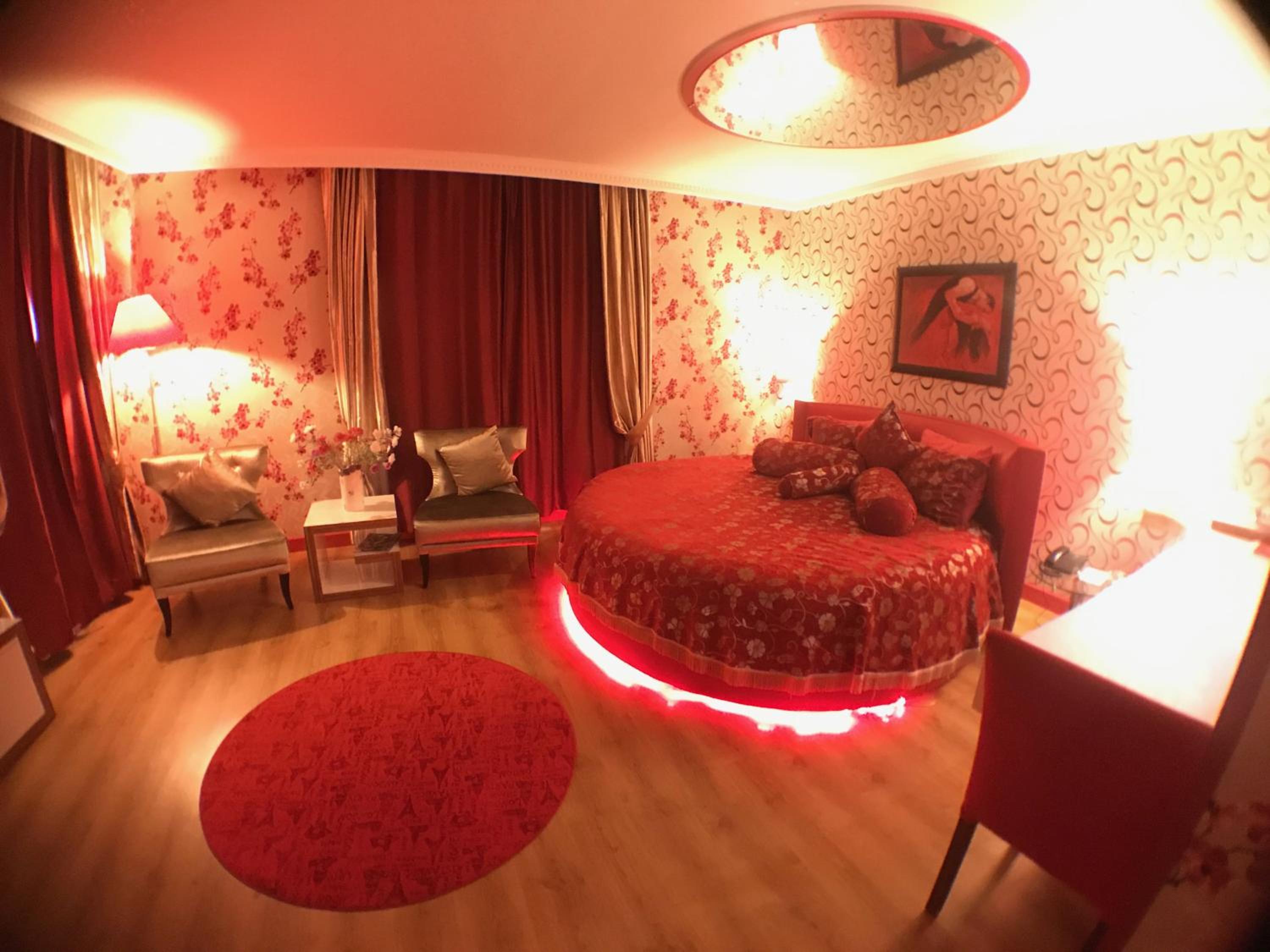 Honeymoon Room photo 2