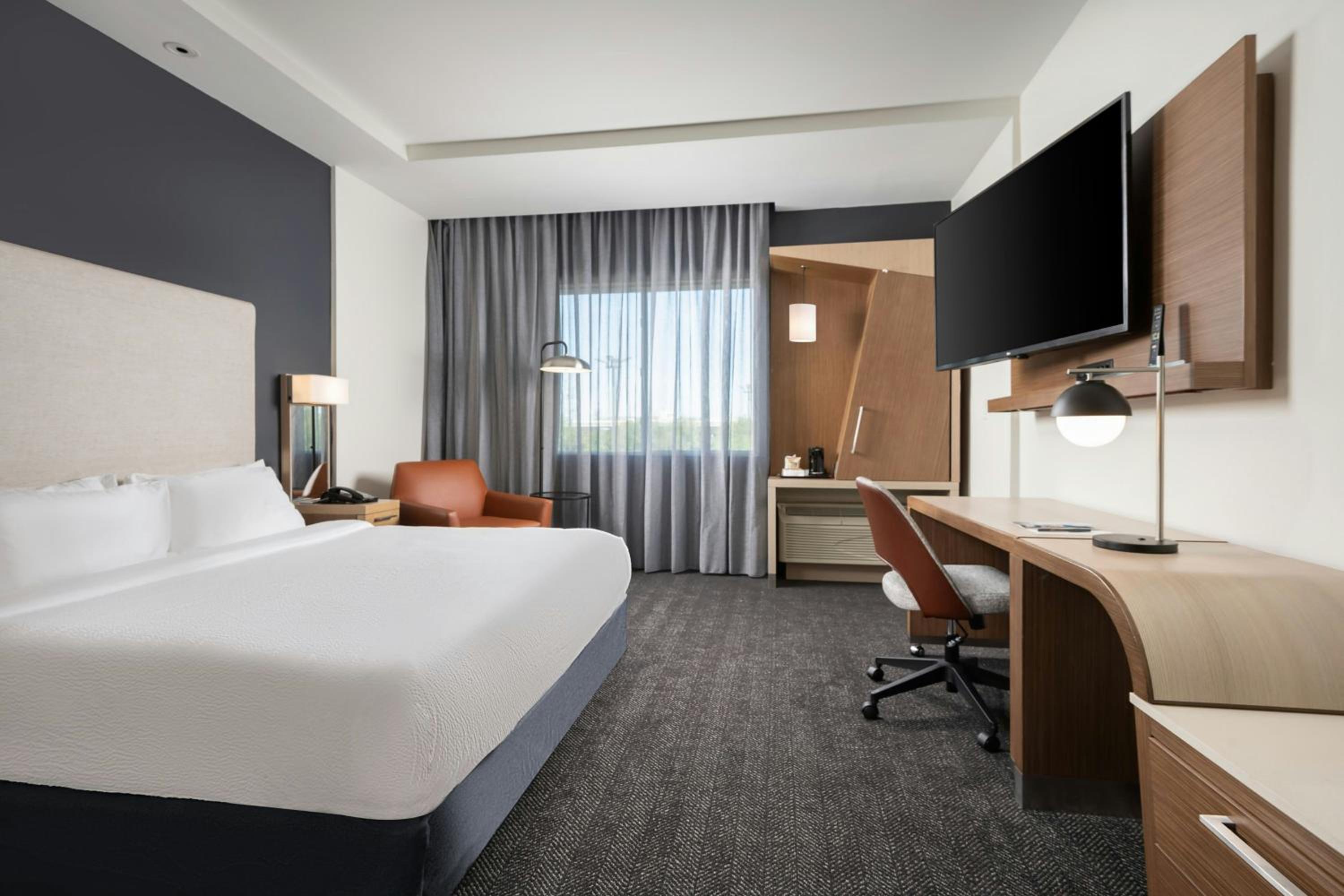 King Room with Transfer Shower - Mobility Access/Hearing Accessible