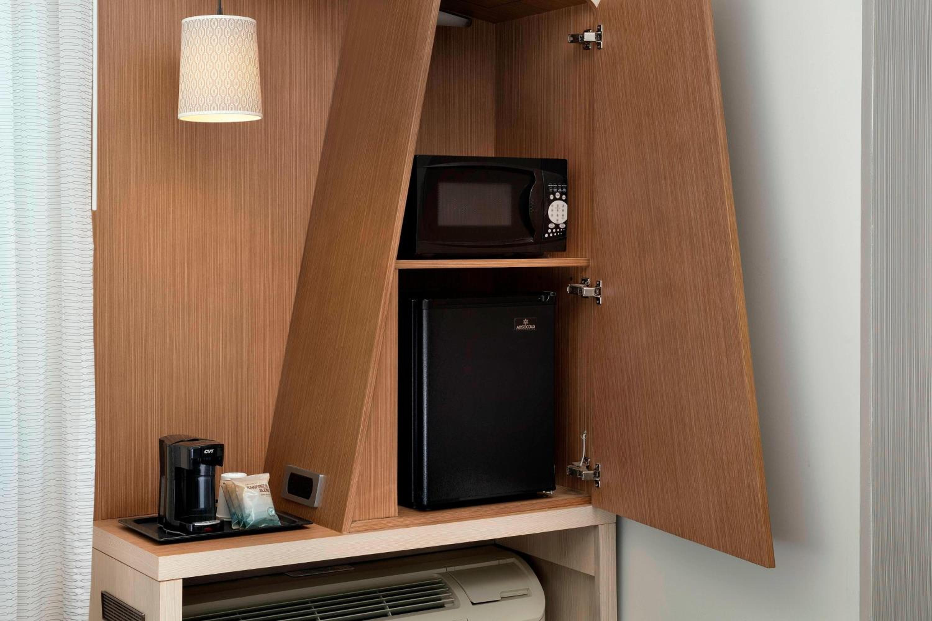 Queen Room with Two Queen Beds and Roll-In Shower - Mobility Access/Hearing Accessible