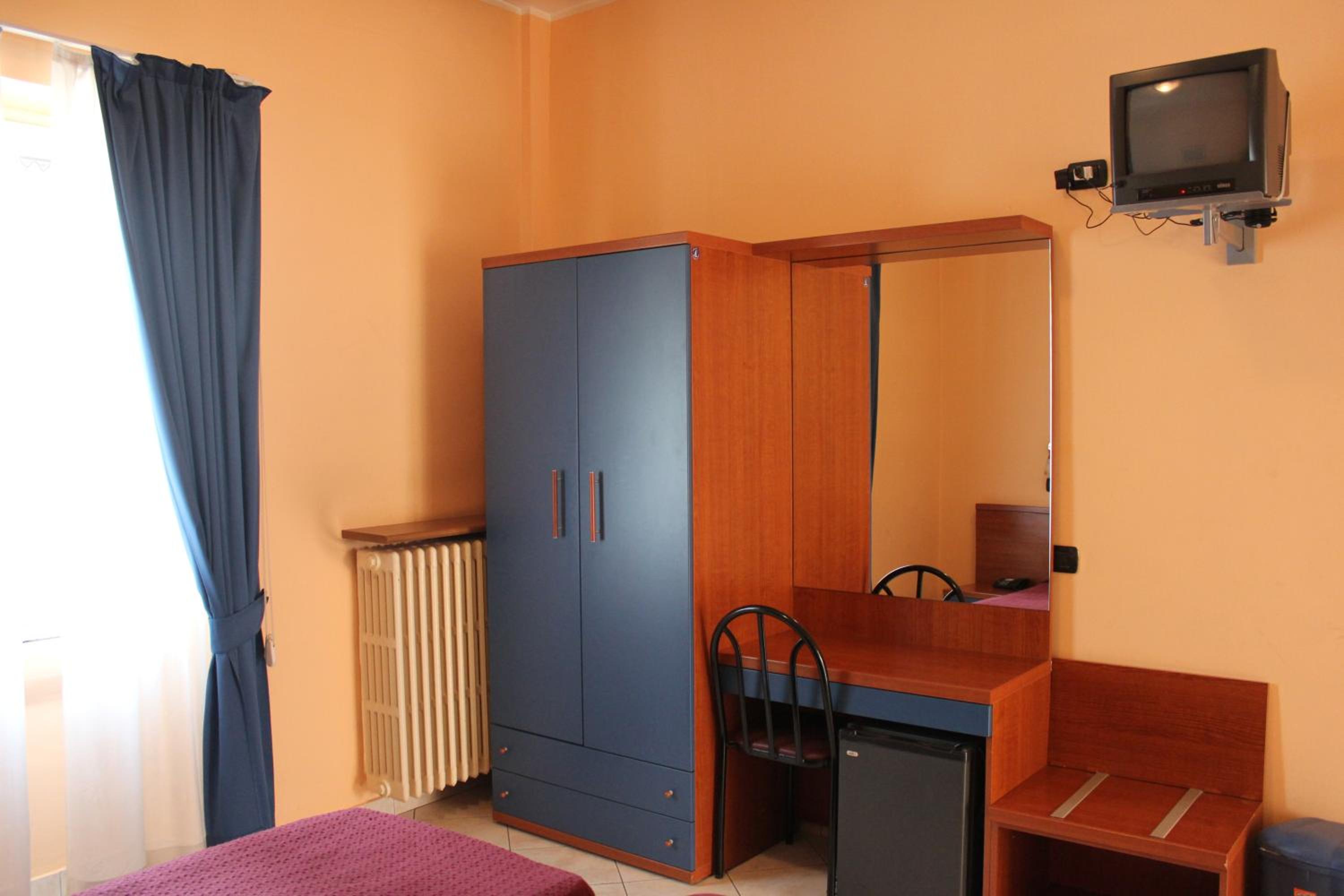 Twin Room - Photo 5