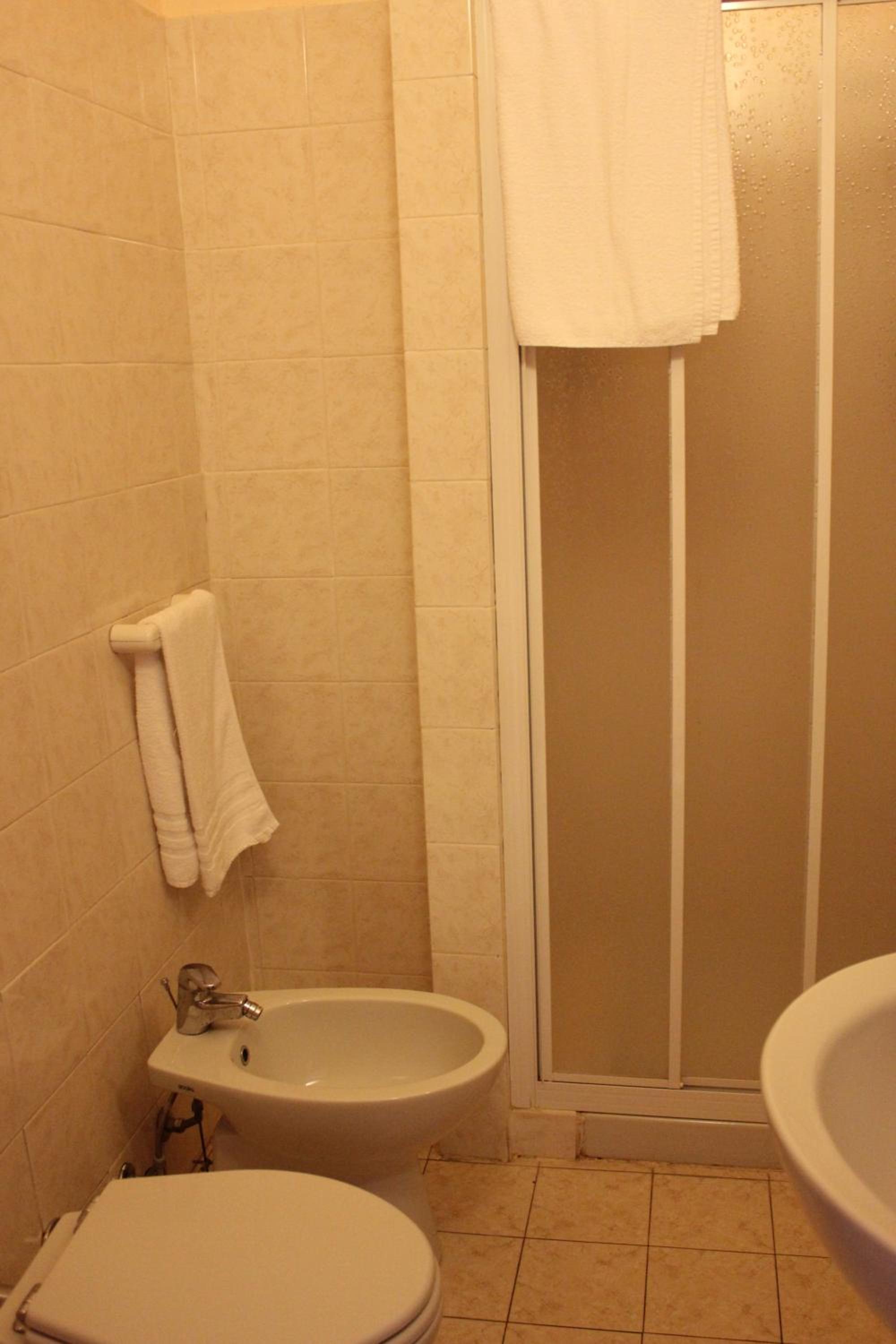 Twin Room - Photo 3