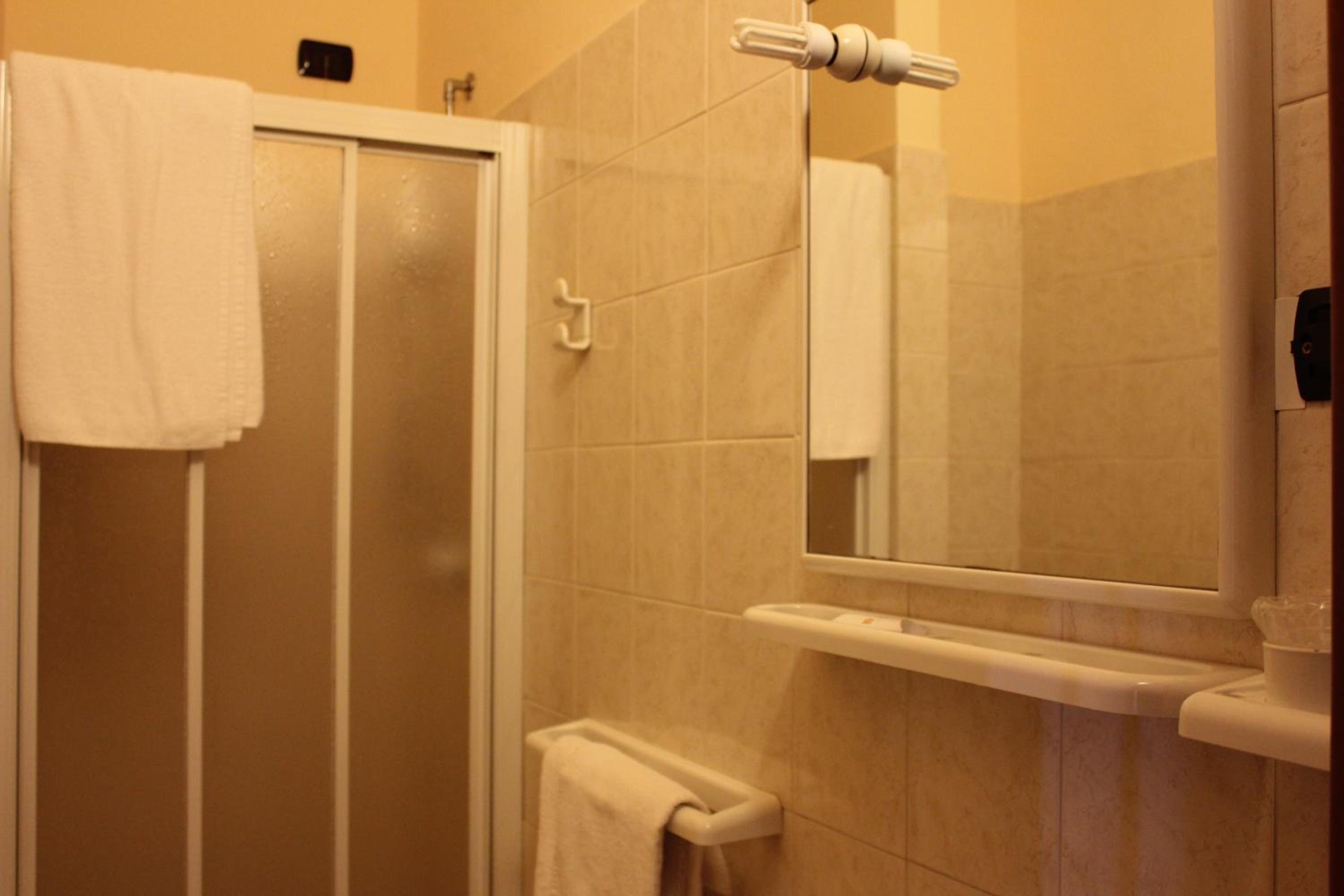 Twin Room - Photo 2