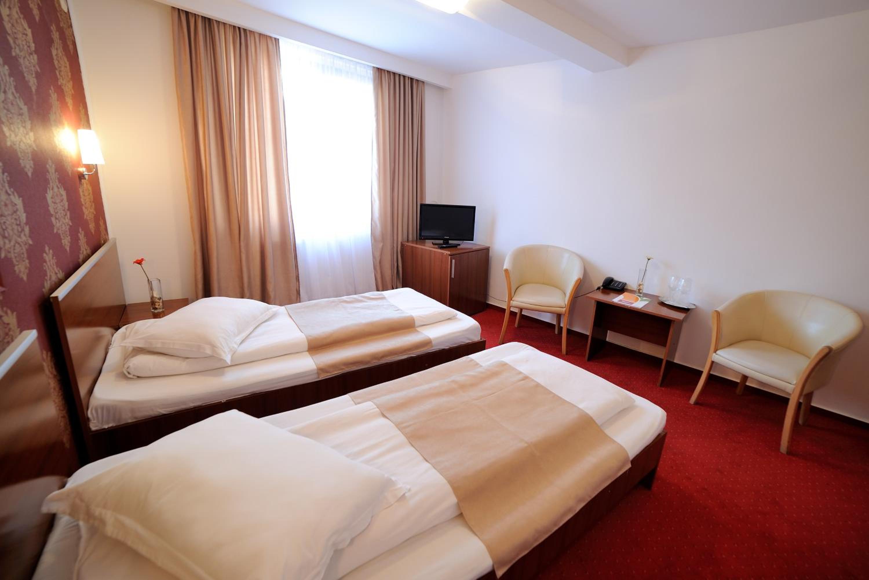 Twin Room - Photo 6