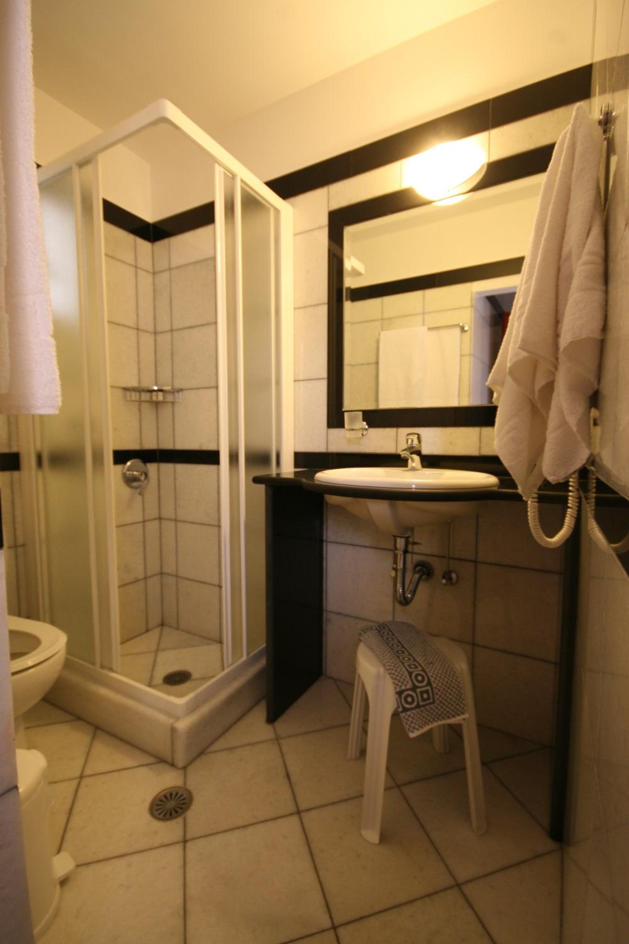 Double or Twin Room - Photo 5