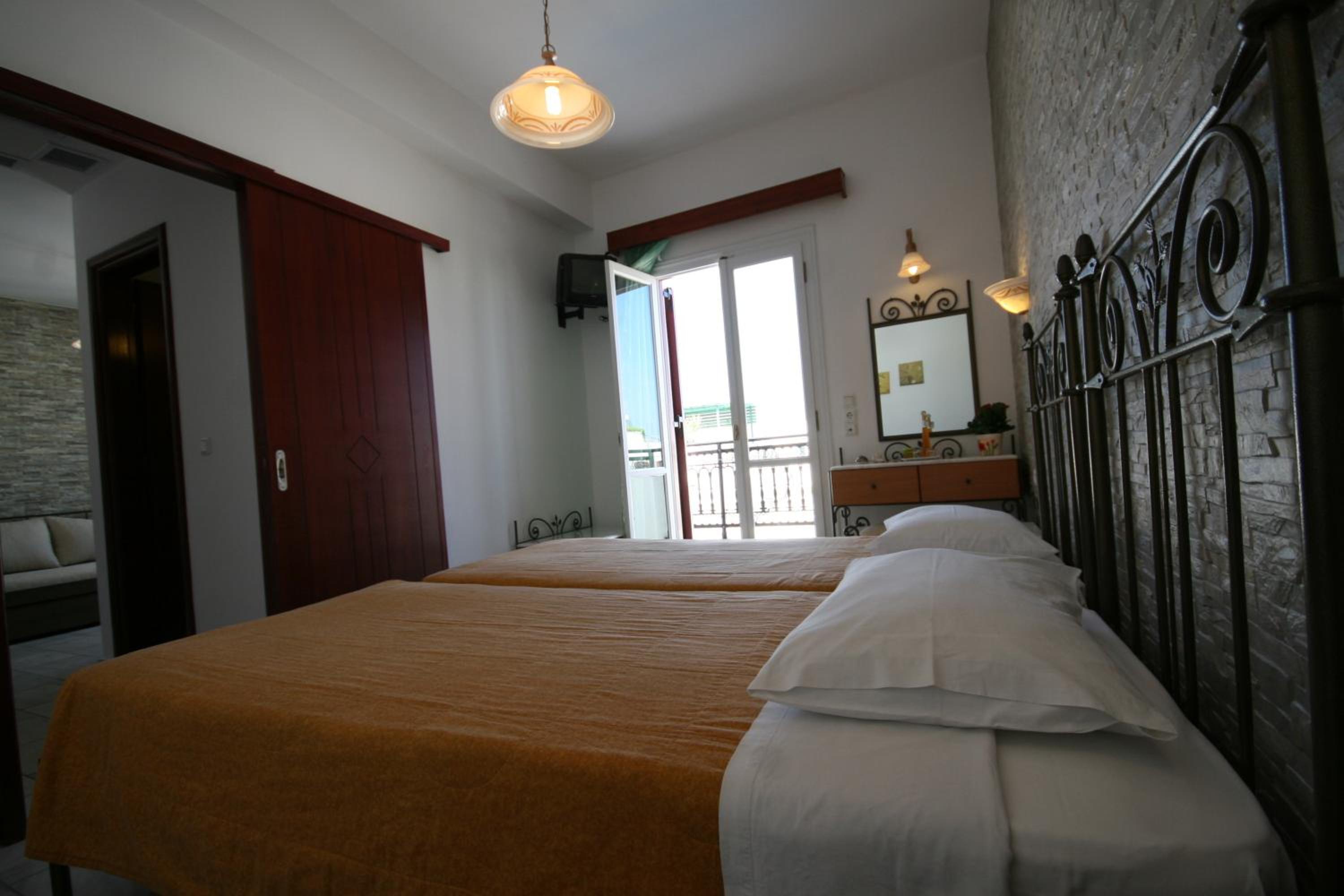 Suite - Photo 1