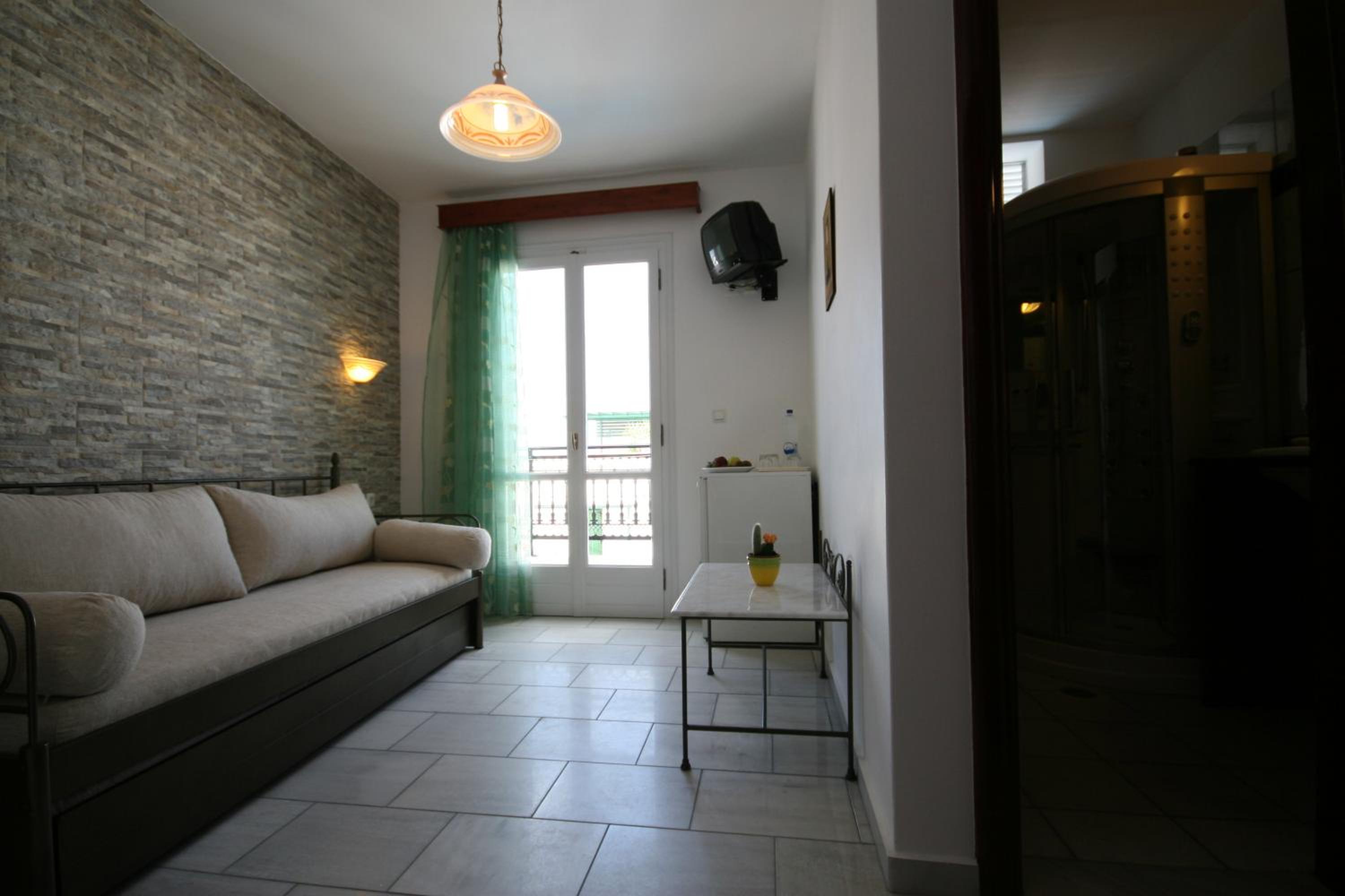 Suite - Photo 13