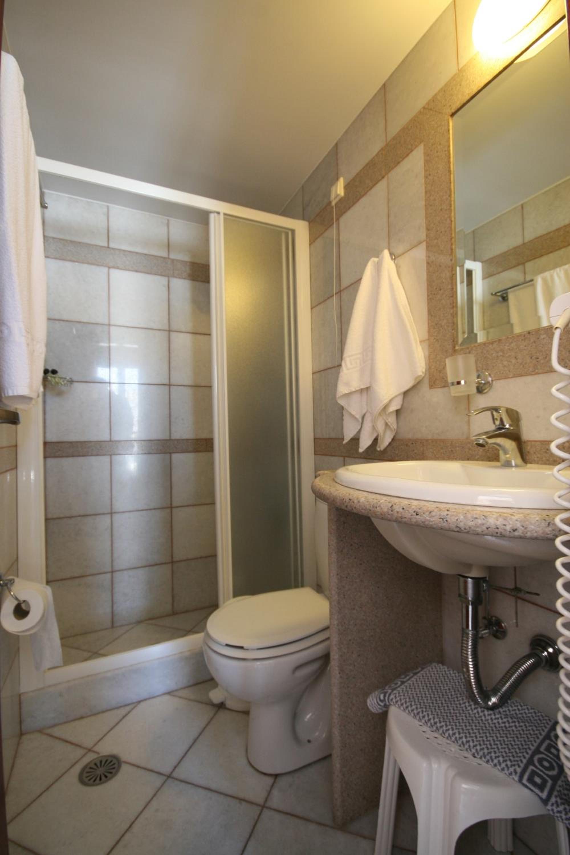 Budget Double Room - Photo 5