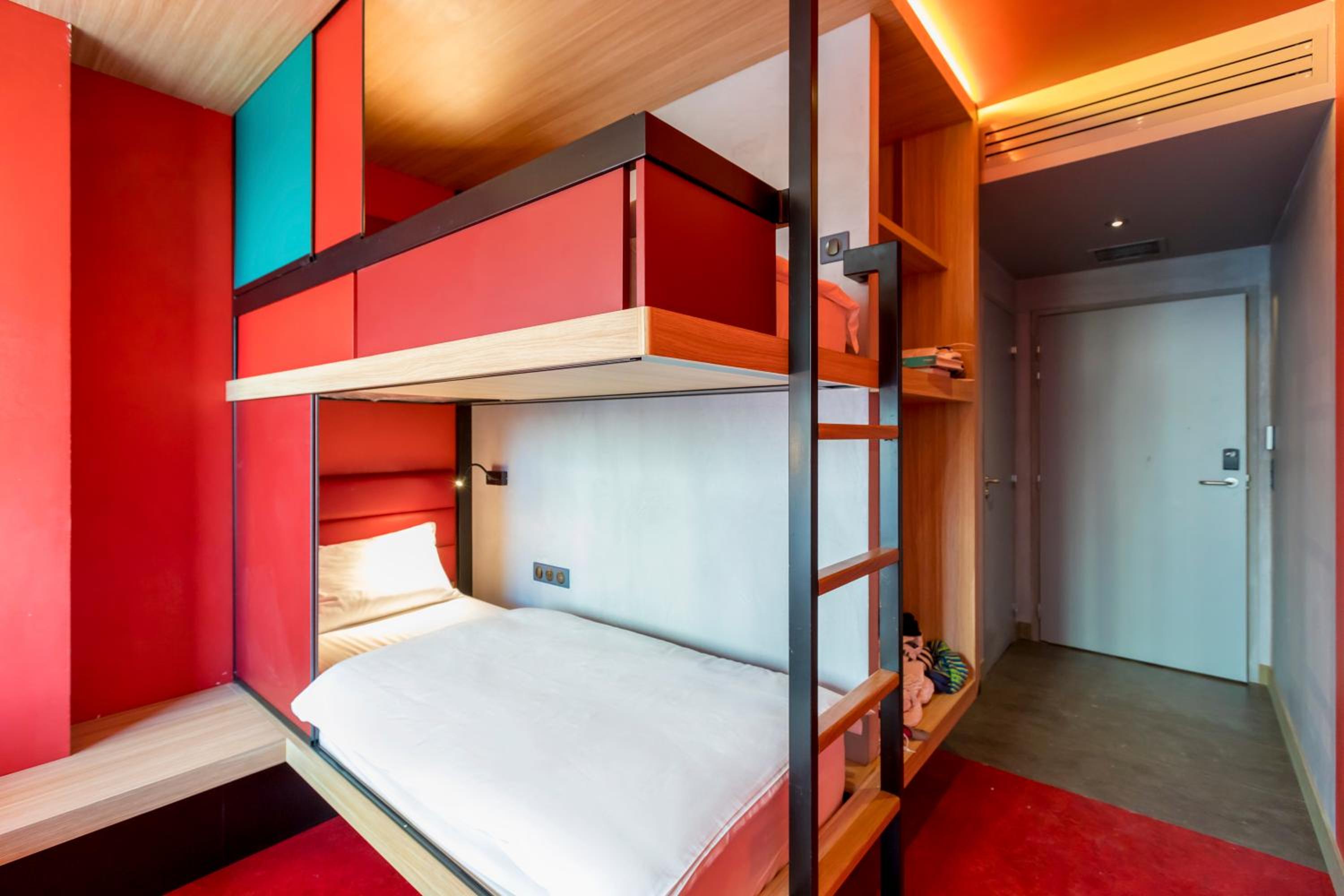 Quadruple Room with Private Bathroom with Seine View