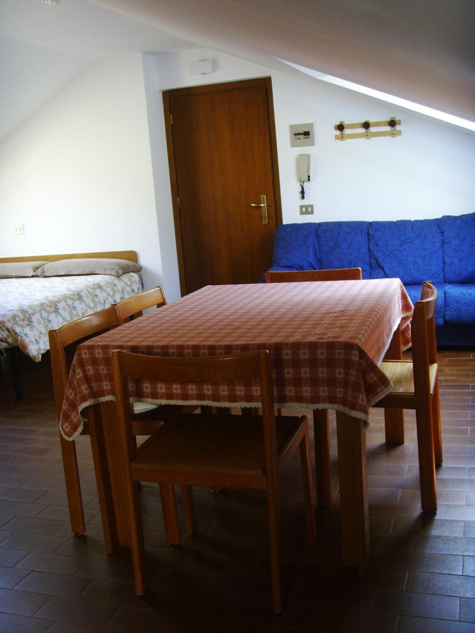 Large Studio - Attic - Photo 3