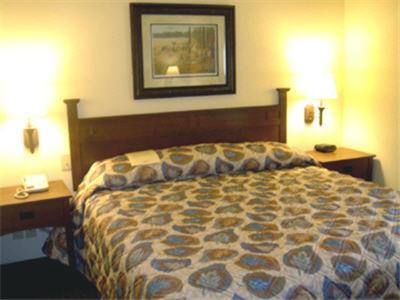Deluxe Queen Room with Two Queen Beds photo 3
