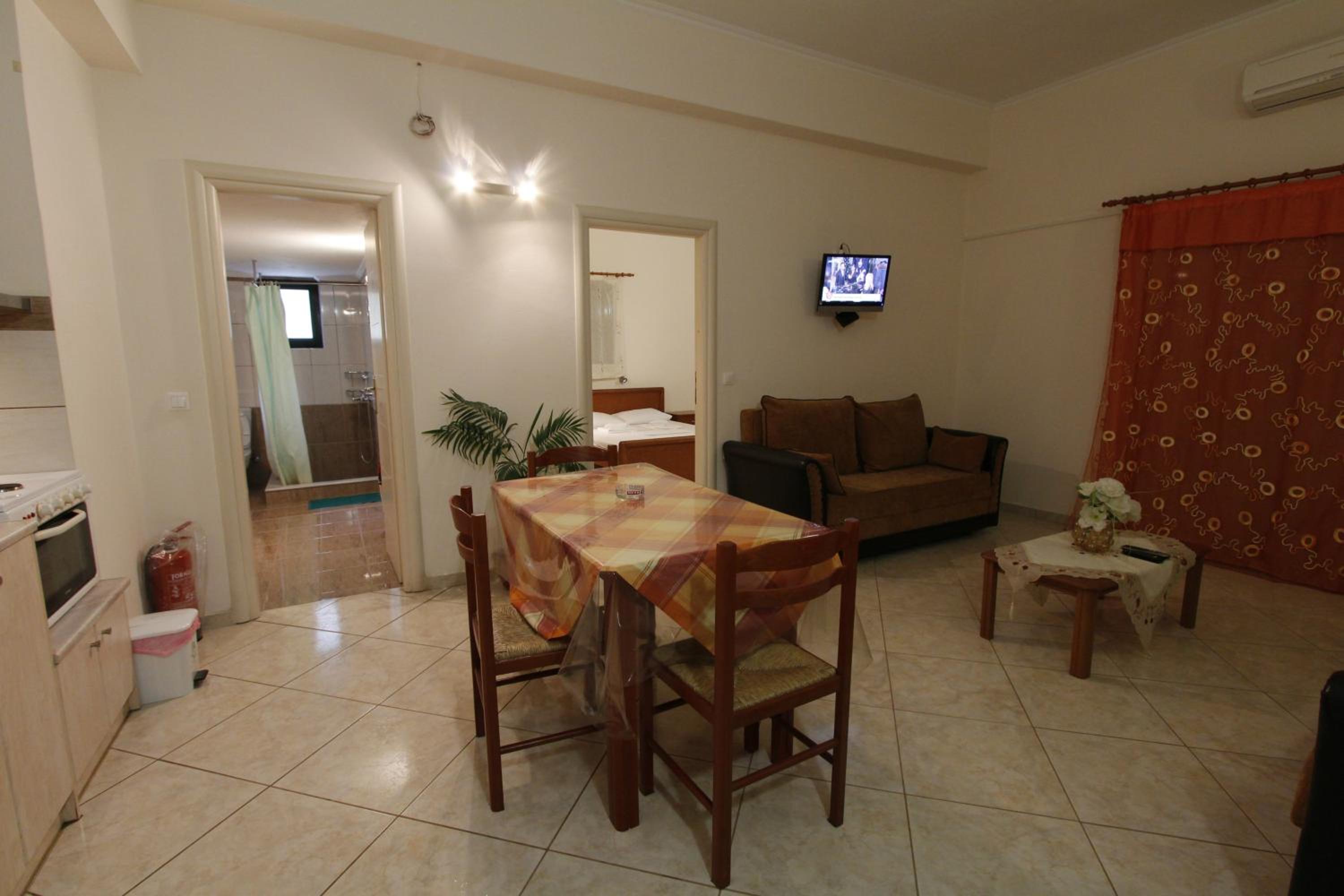 Studio Apartment with Balcony - Photo 2