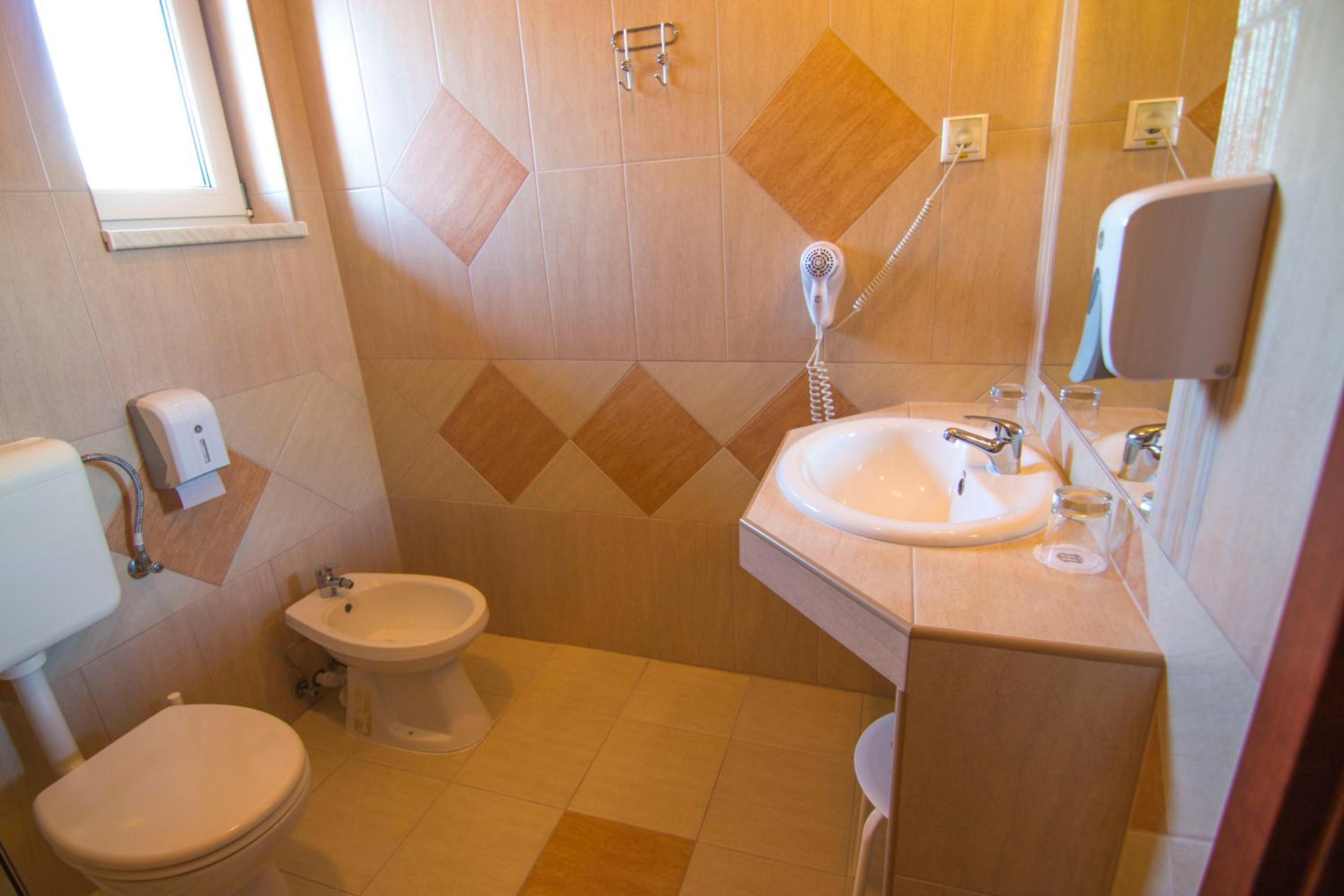 Double or Twin Room - Photo 6