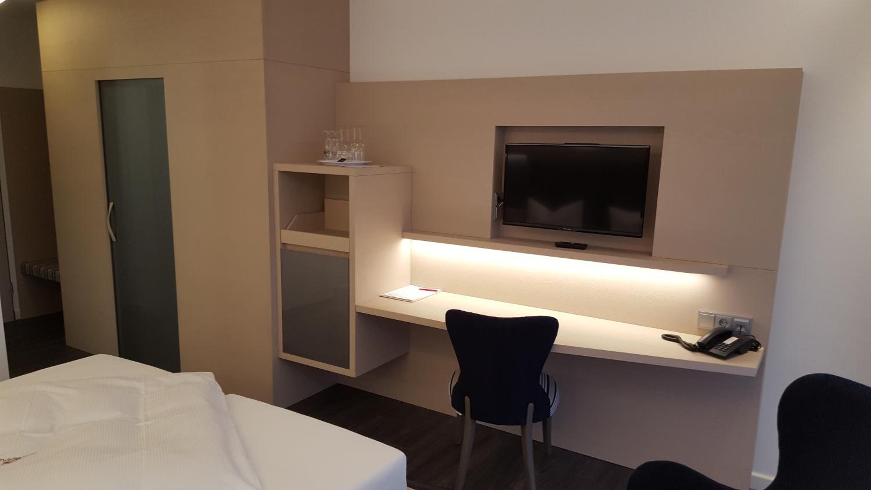 Deluxe Double Room with Balcony - Photo 22