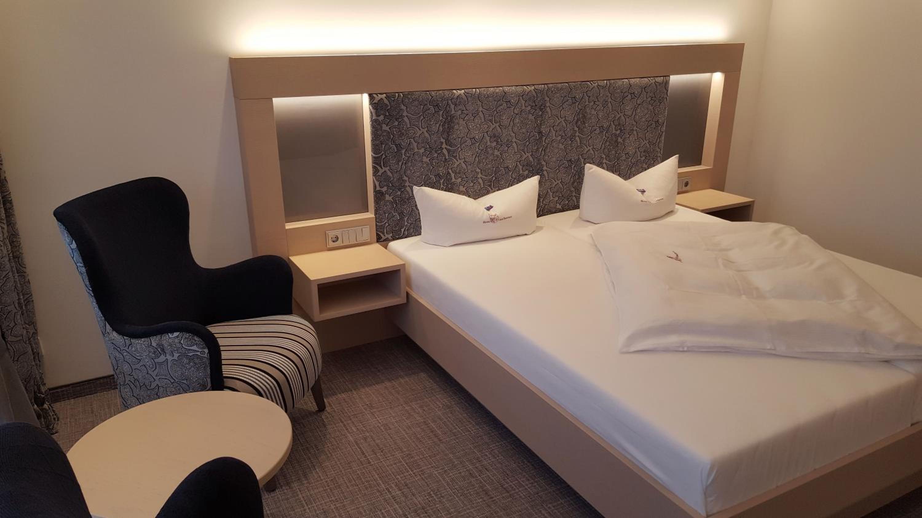 Deluxe Double Room with Balcony - Photo 21