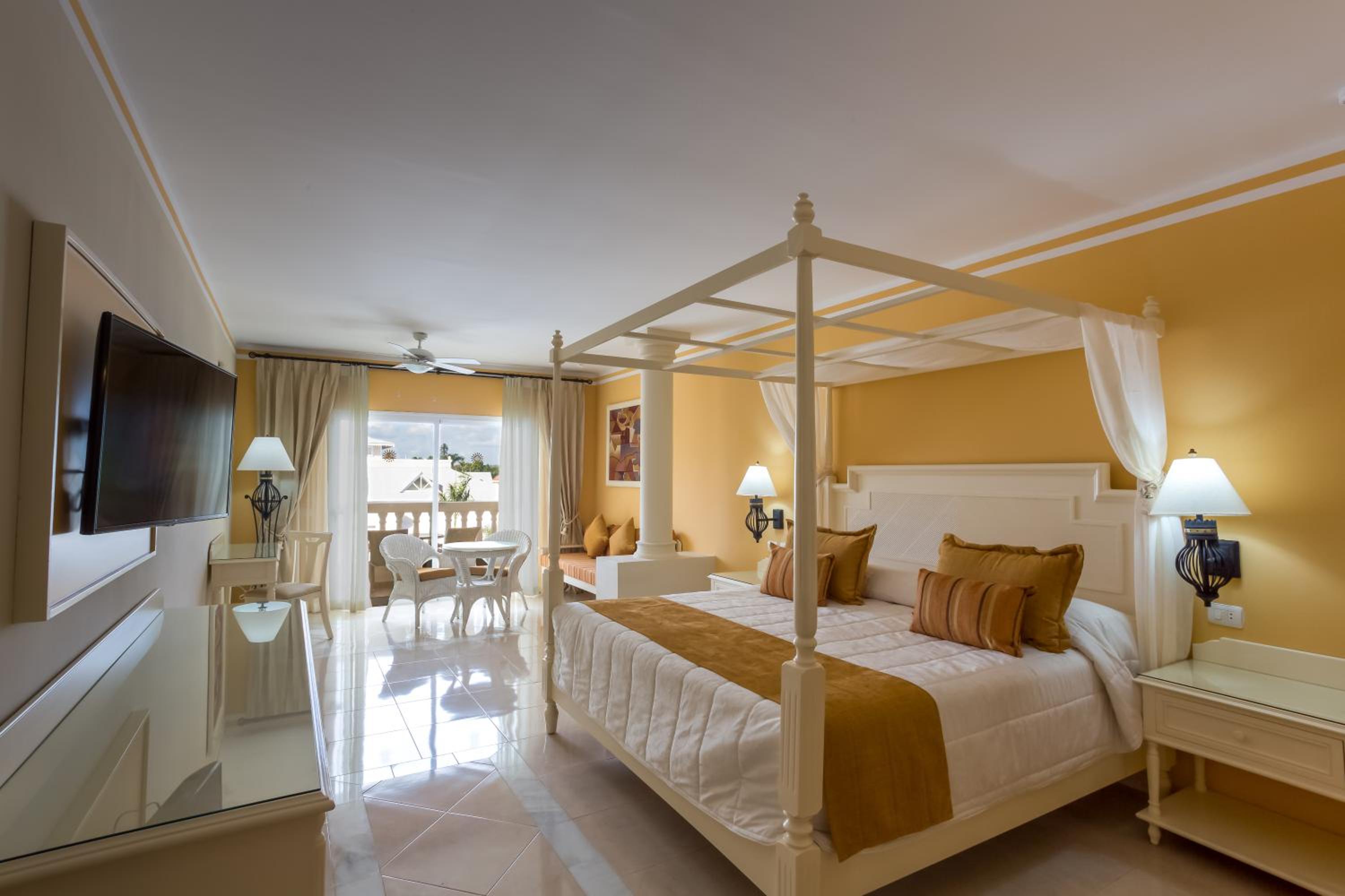 Junior Suite Deluxe Ocean Front (2 Adults)
