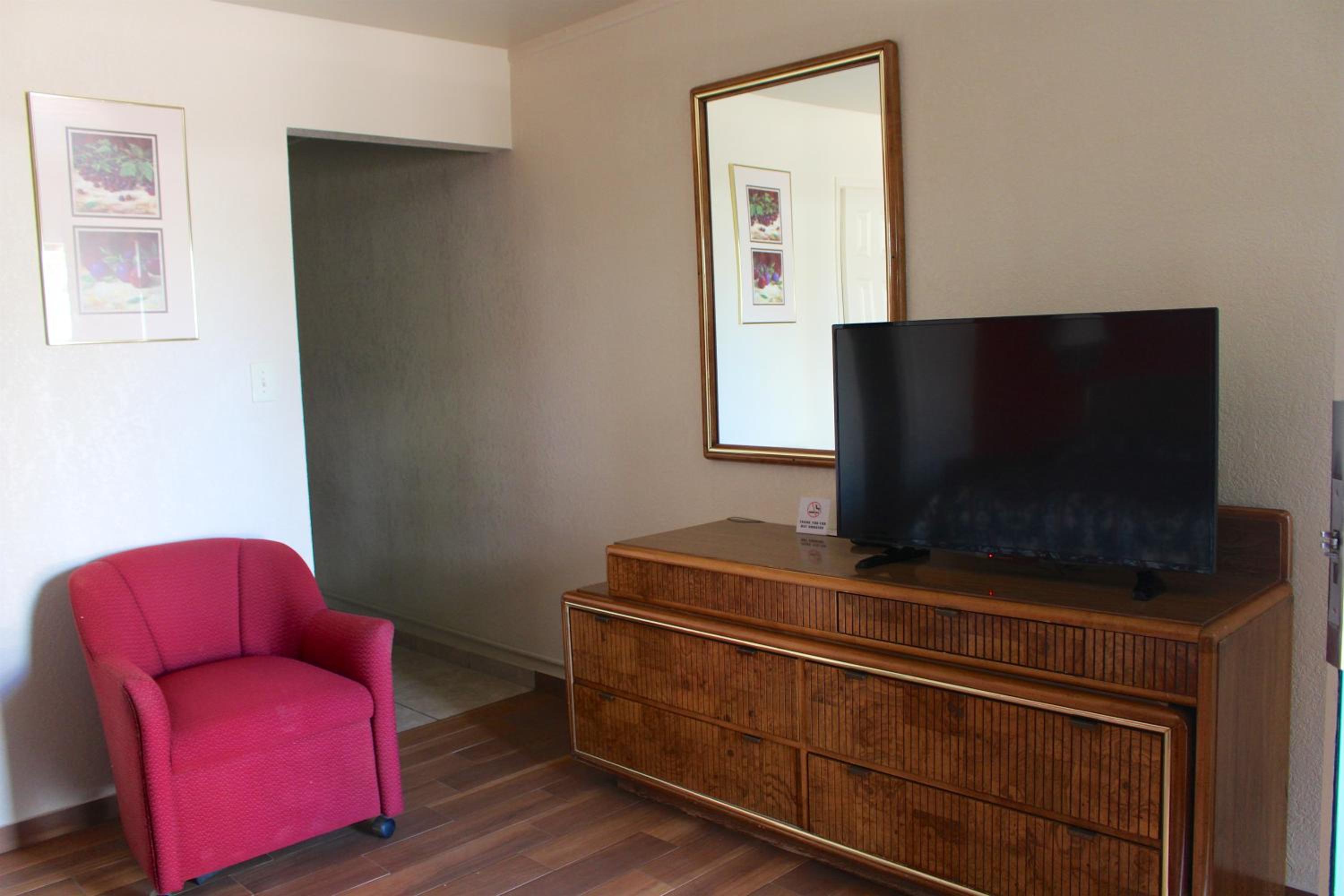 King Room - Non-Smoking photo 2