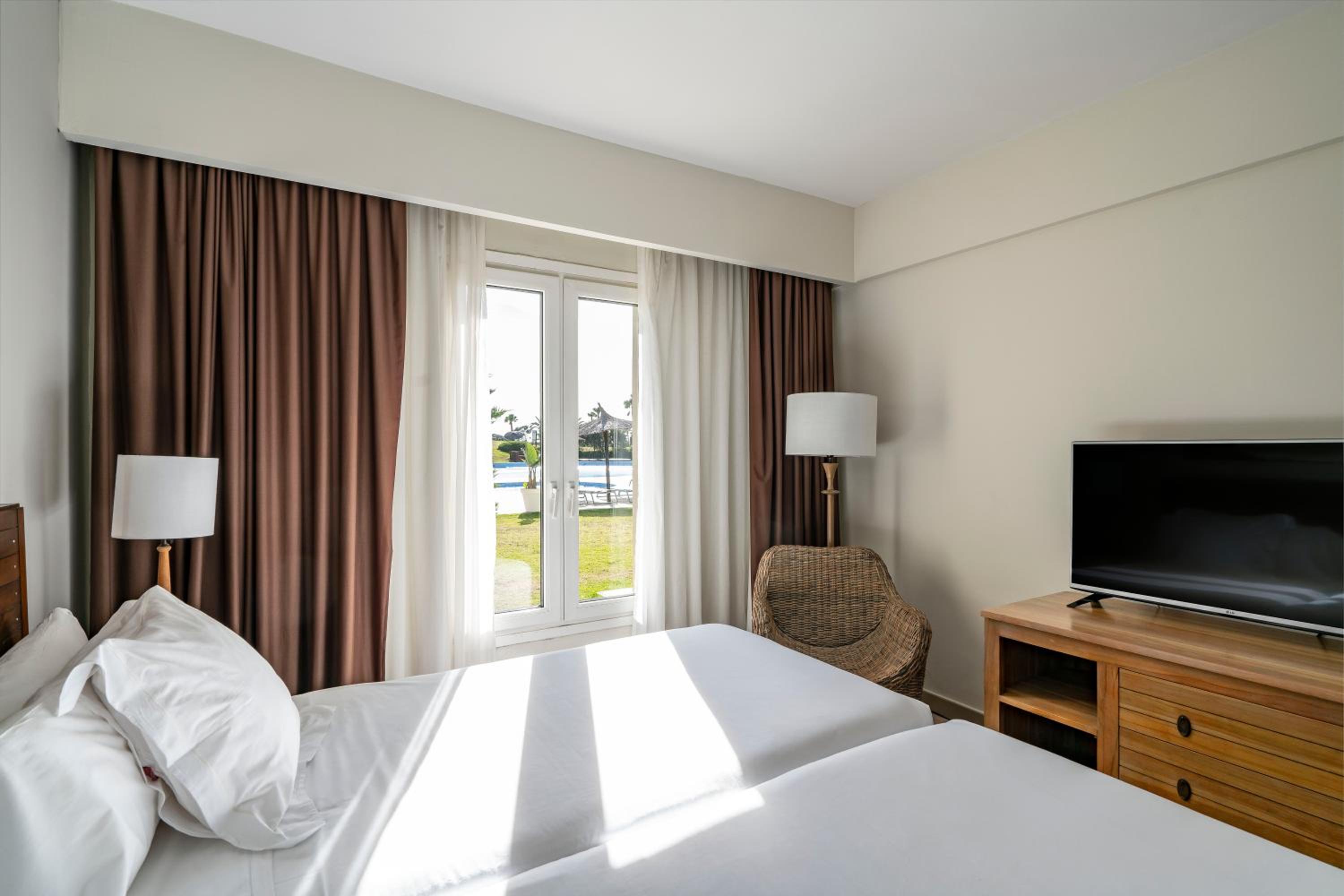 Junior Suite Pool Access (2 Adultos)