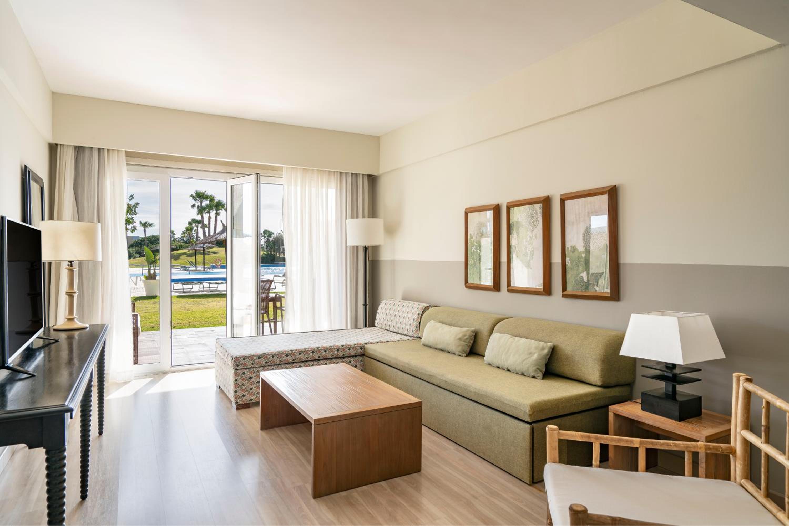 Junior Suite Pool Access (2 Adultos)