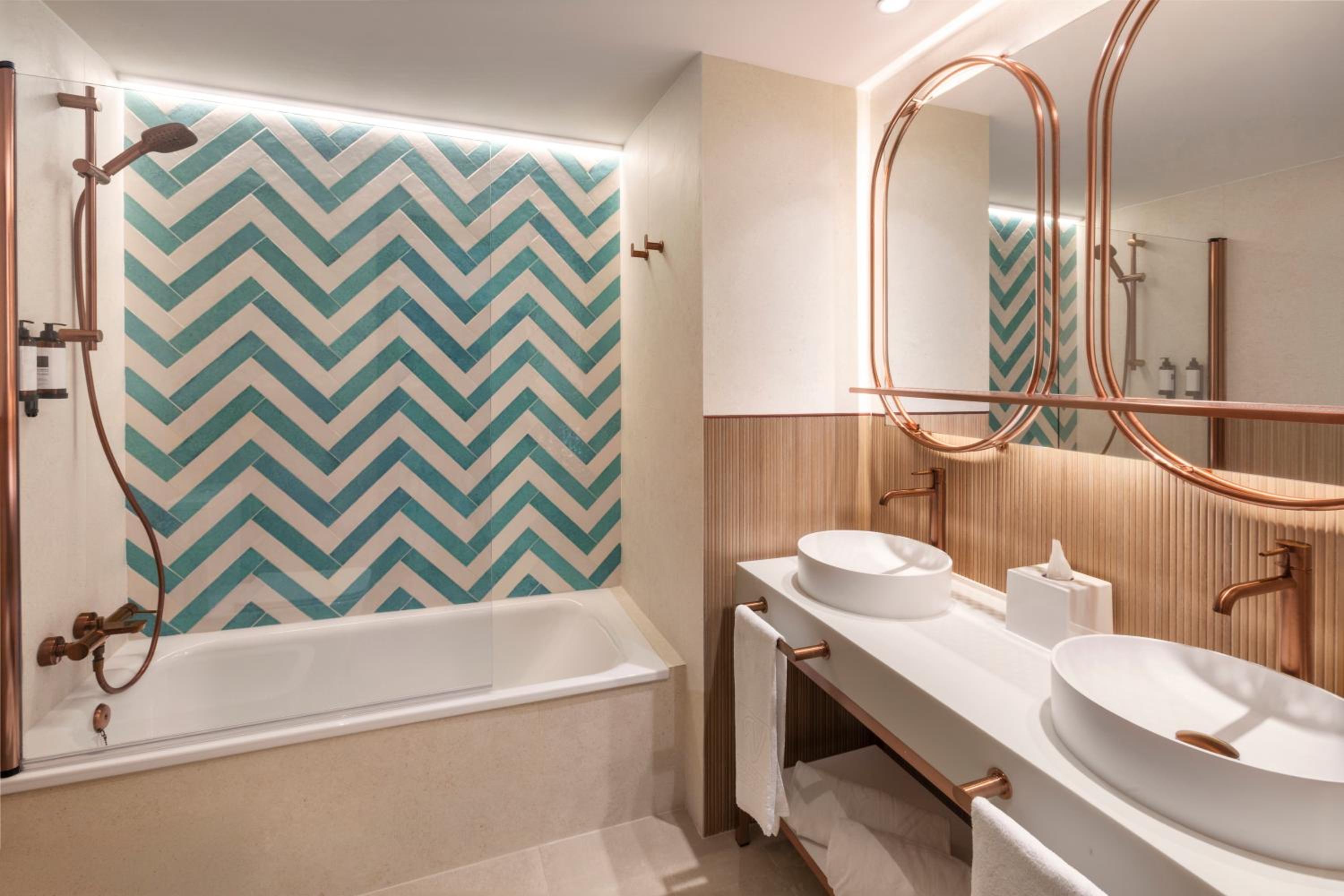 Junior Suite Pool Access (2 Adultos + 1 Child)