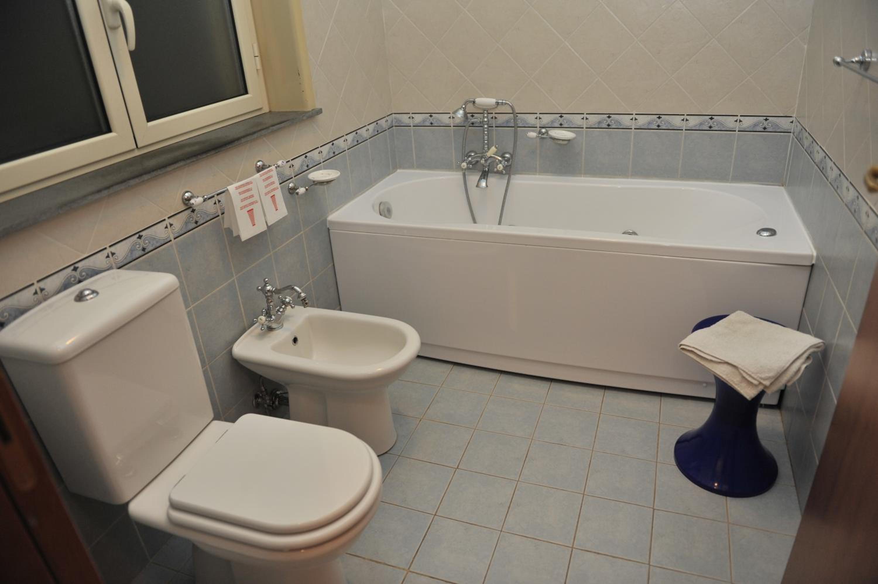Deluxe Suite with Jacuzzi photo 2