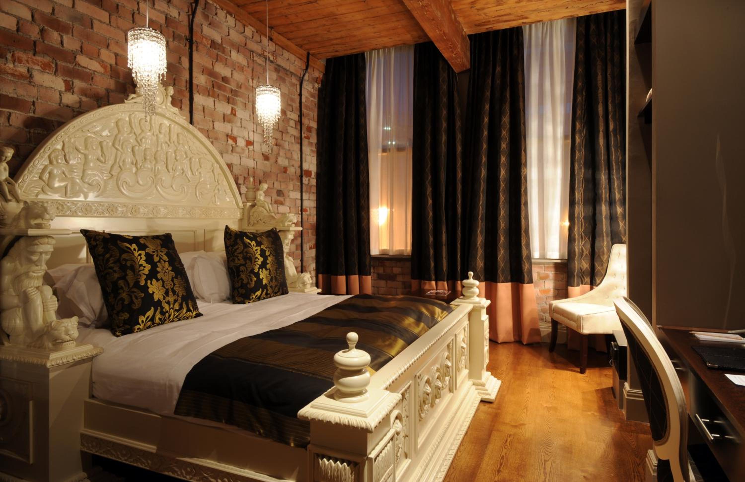Standard King Room - Photo 13