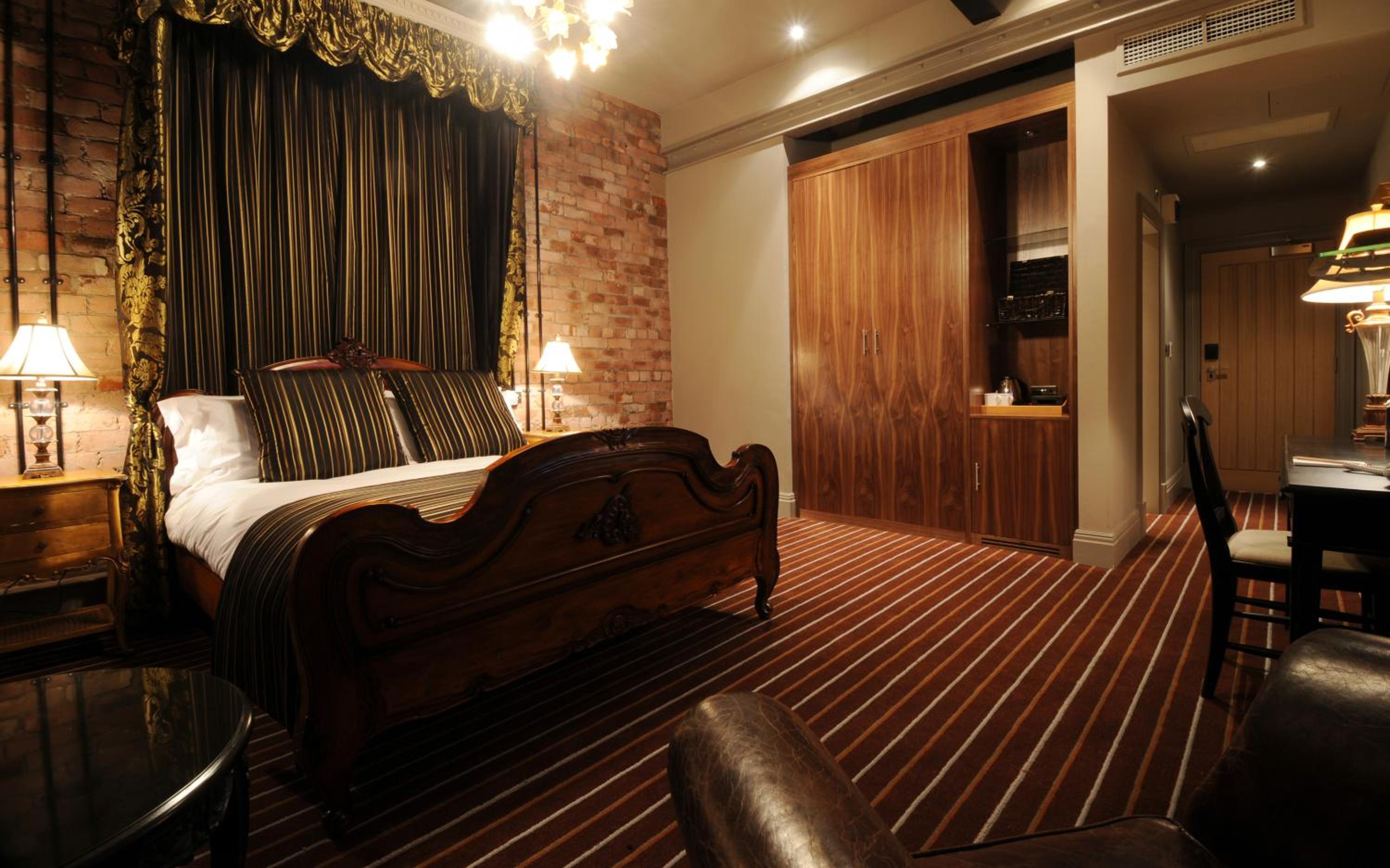 Standard King Room - Photo 7