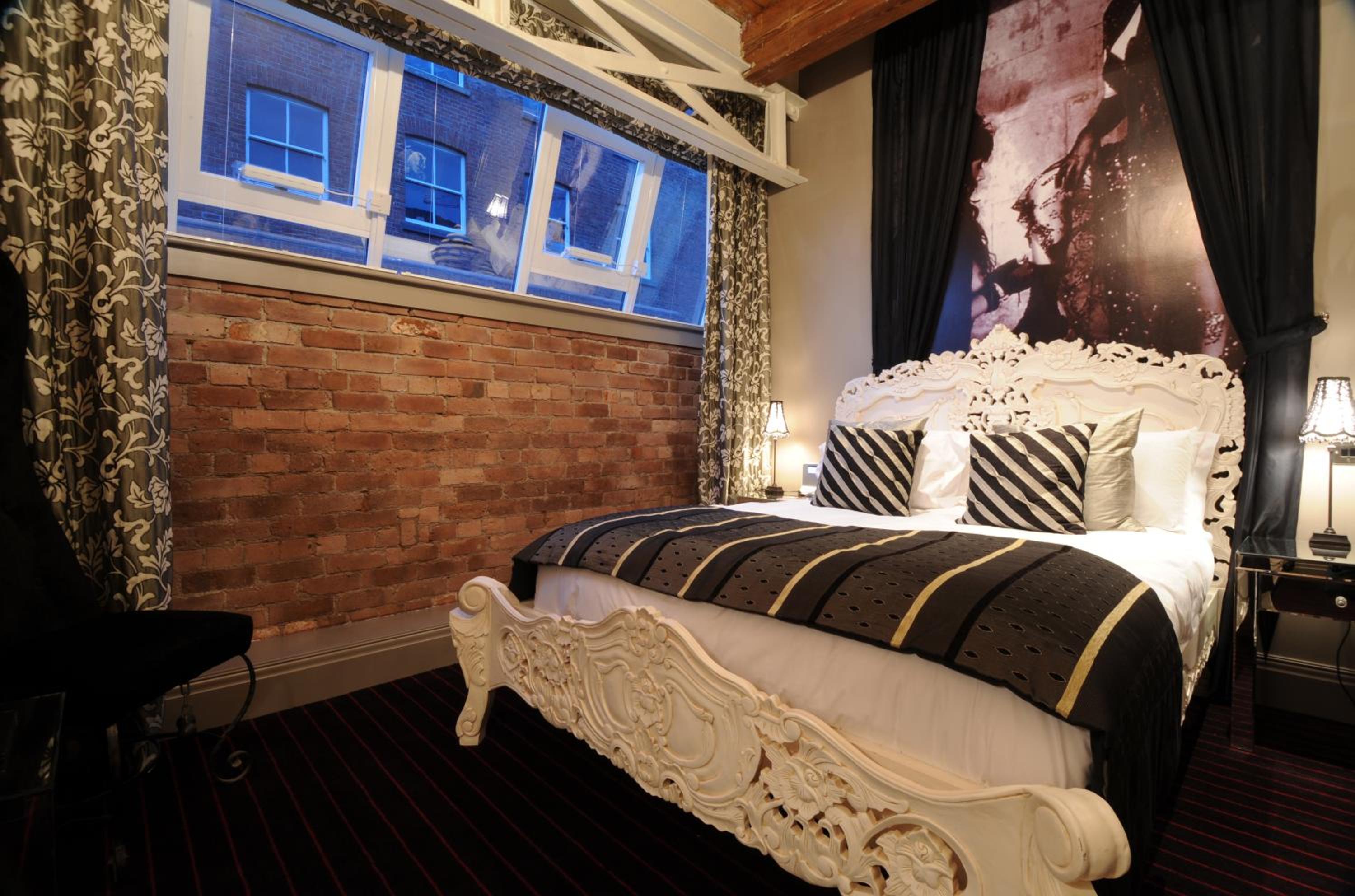 Standard King Room - Photo 19