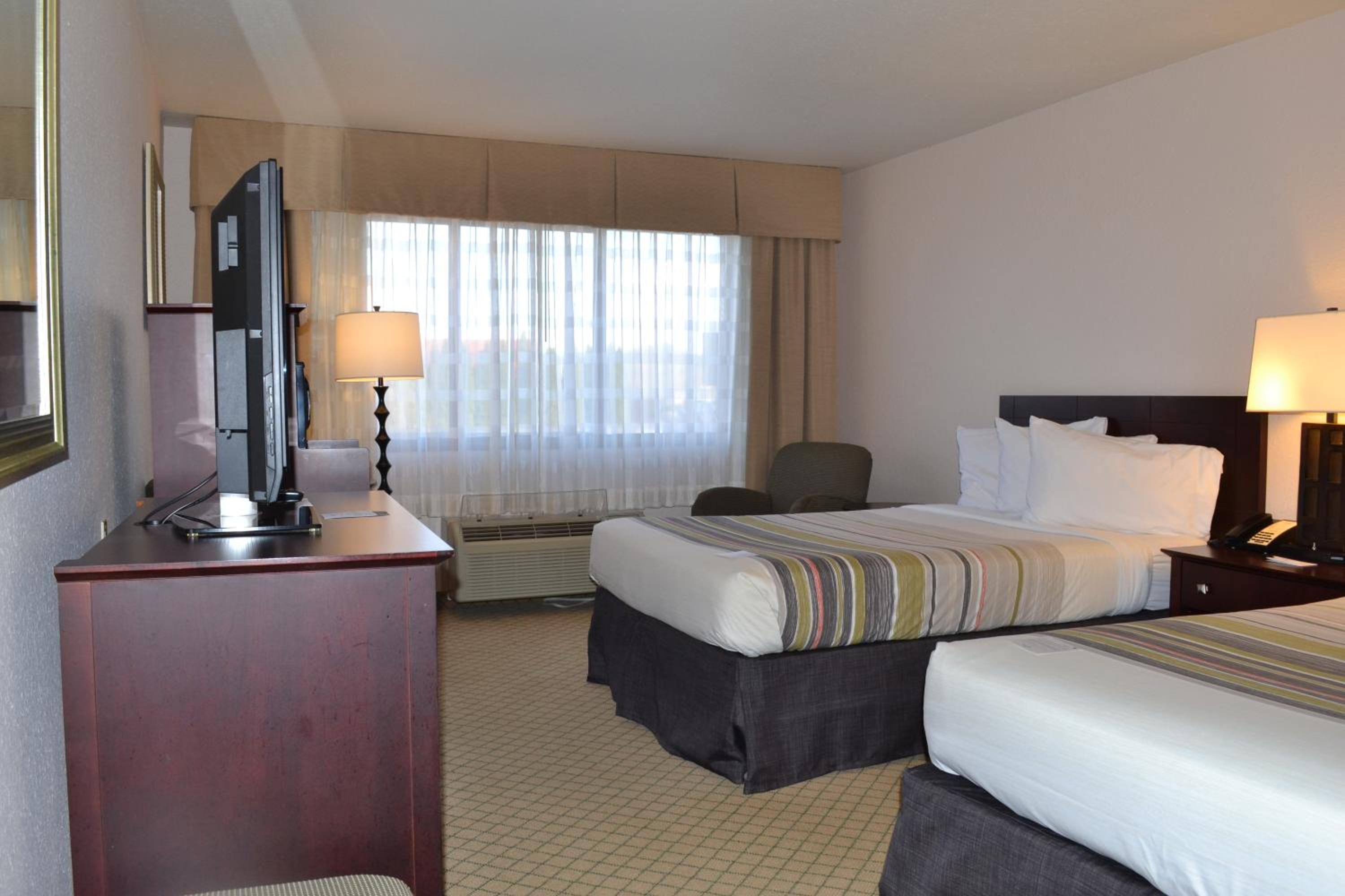 Double Room with Two Queen Beds - Non-Smoking - Photo 2