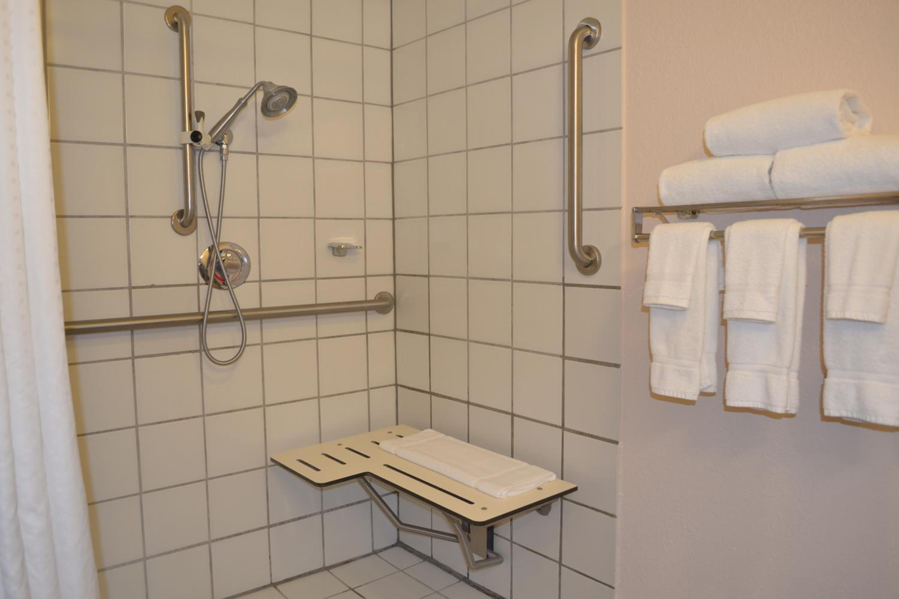King Room - Disability Access Roll in Shower /Non-Smoking - Photo 5